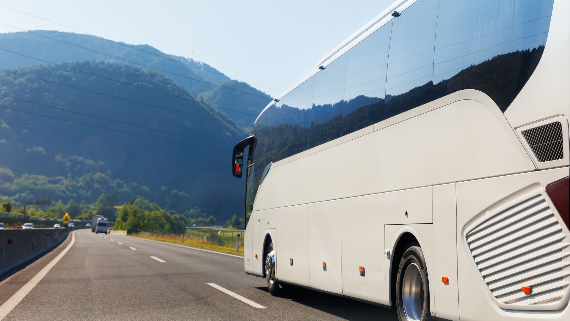 Bus circulant à La Réunion avec vue panoramique sur les montagnes et paysages volcaniques