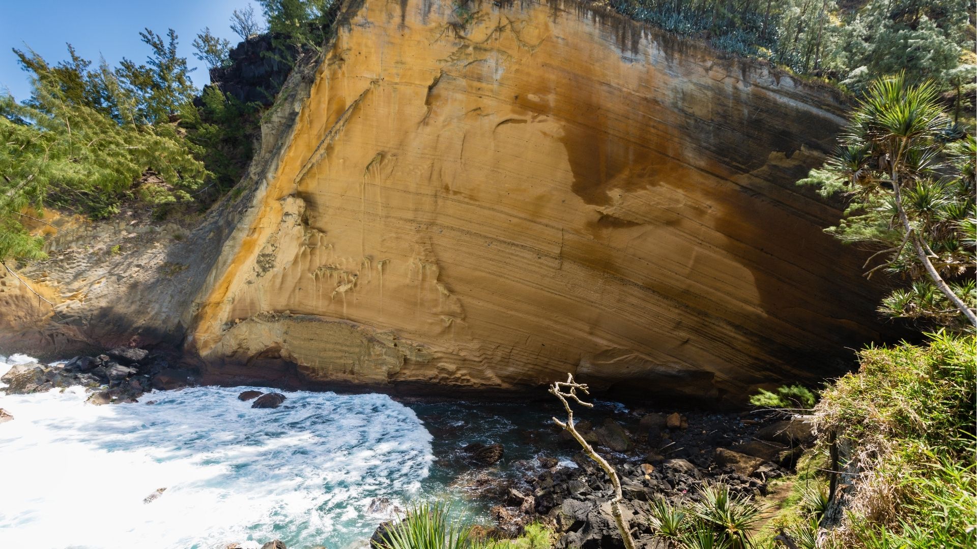Falaise du Cap Jaune à Saint-Joseph avec vue sur l’océan dans le Sud sauvage de La Réunion