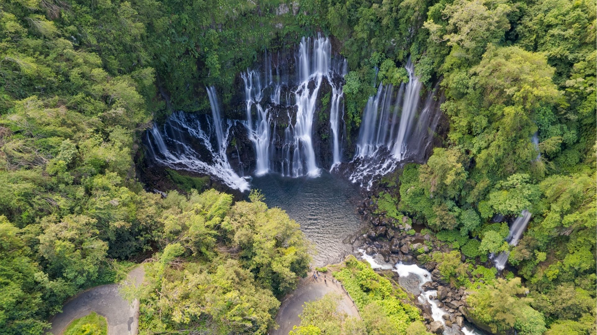 Vue aérienne de la cascade Grand Galet entourée de végétation luxuriante