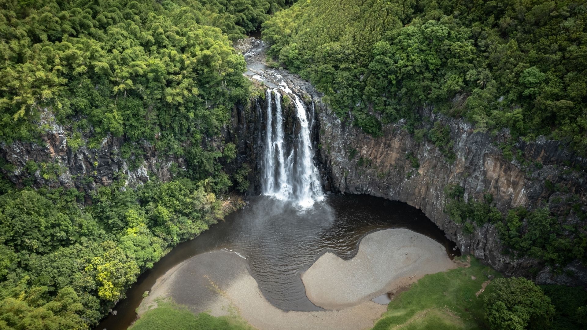 Vue aérienne de la cascade Niagara à Sainte-Suzanne à La Réunion