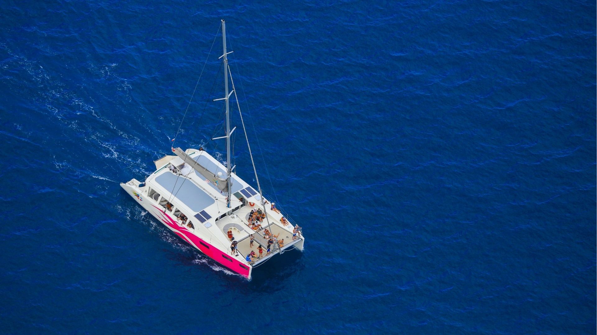 Catamarans naviguant sur la mer de La Réunion avec paysage côtier