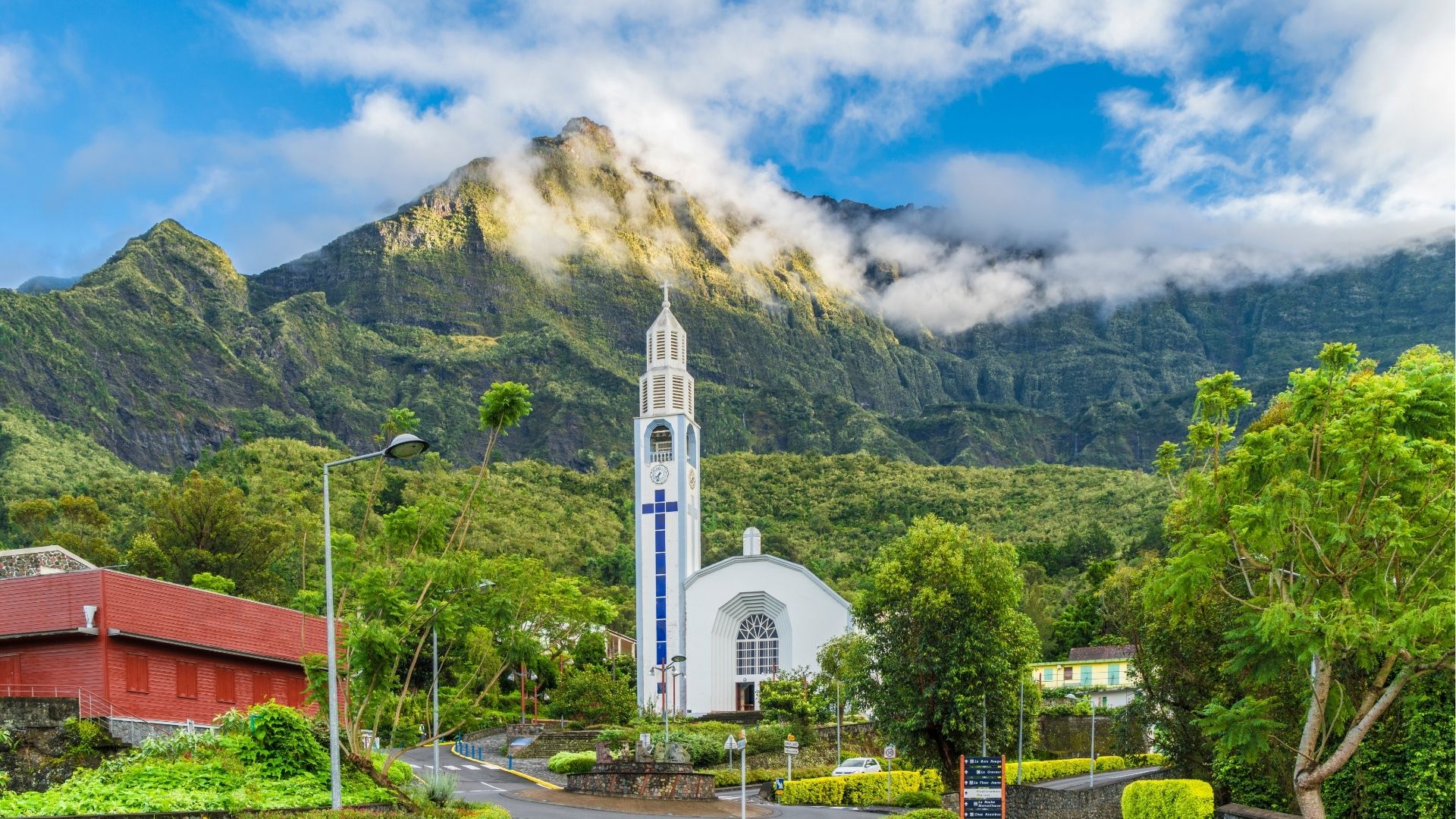 Église de Cilaos entourée de montagnes et de végétation