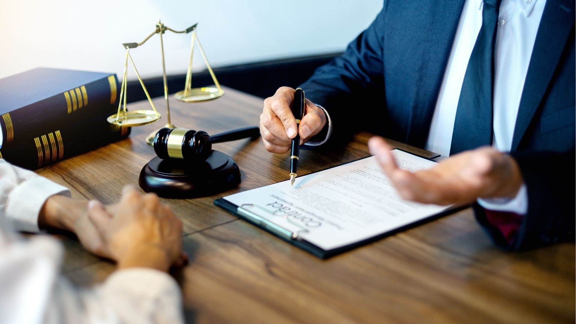 Consultation juridique à La Réunion avec avocat ou conseiller juridique en pleine discussion
