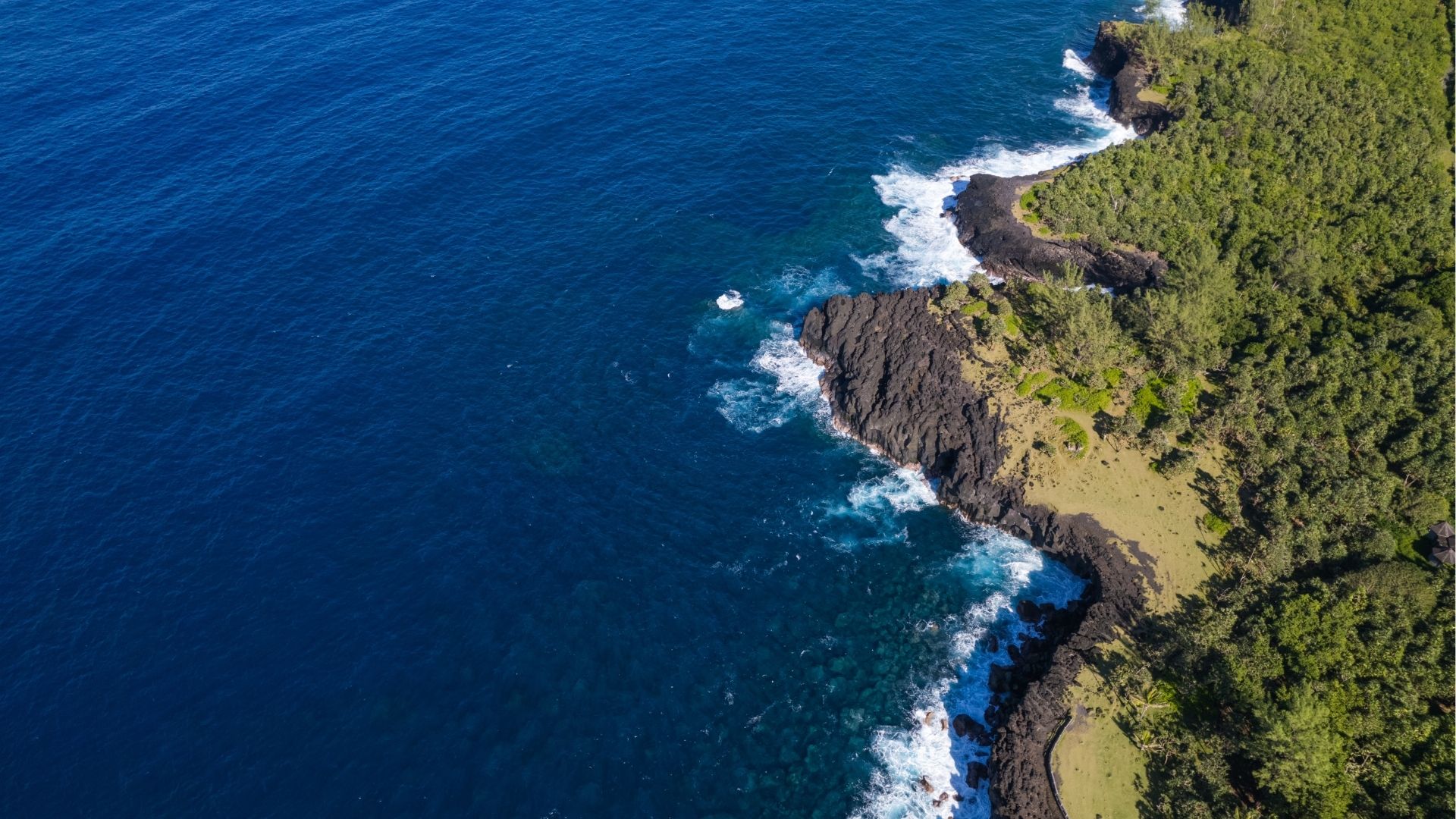 Vue aérienne de la côte sauvage de La Réunion