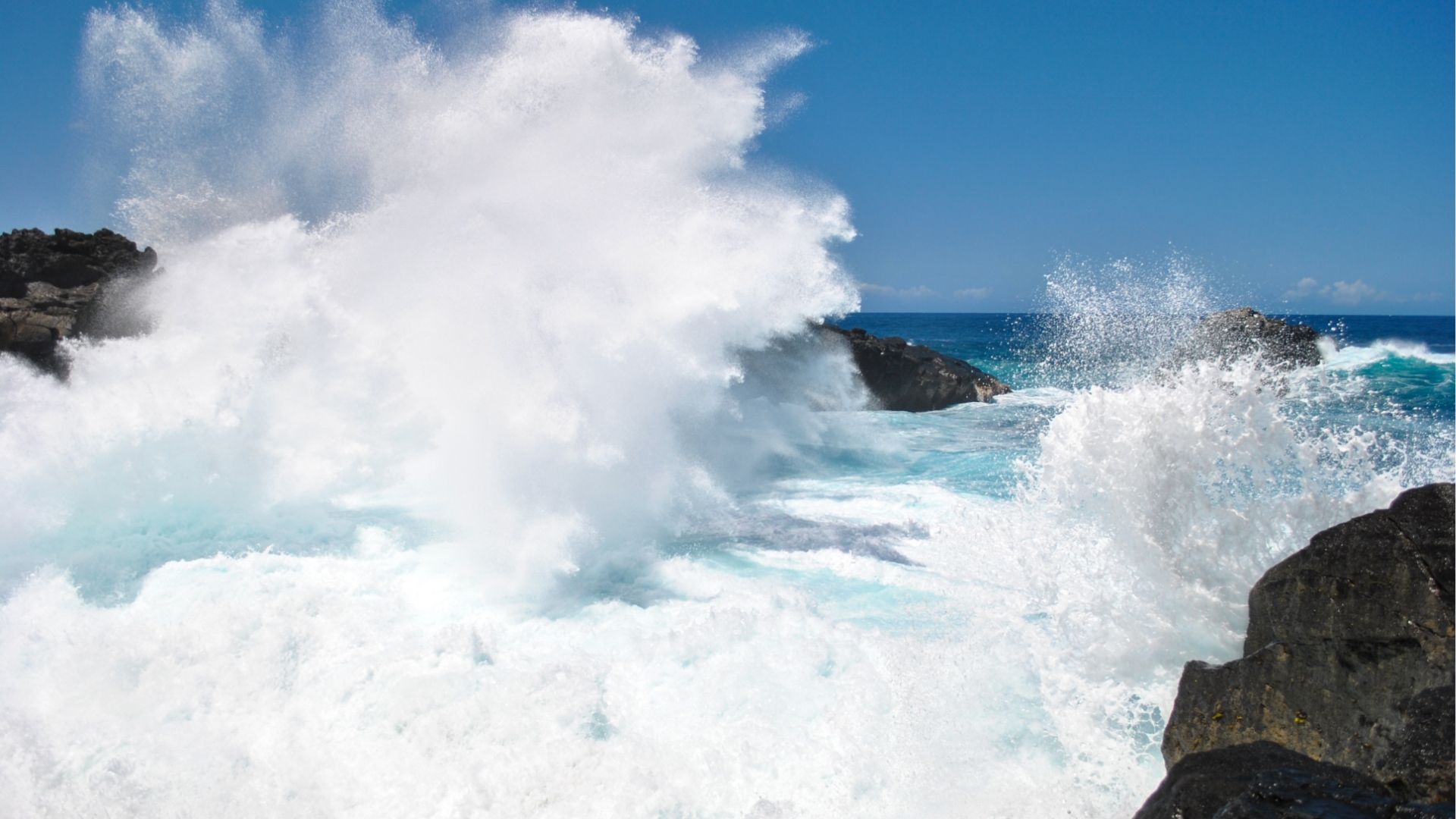 Fortes vagues s’écrasant sur les rochers à L’Étang-Salé