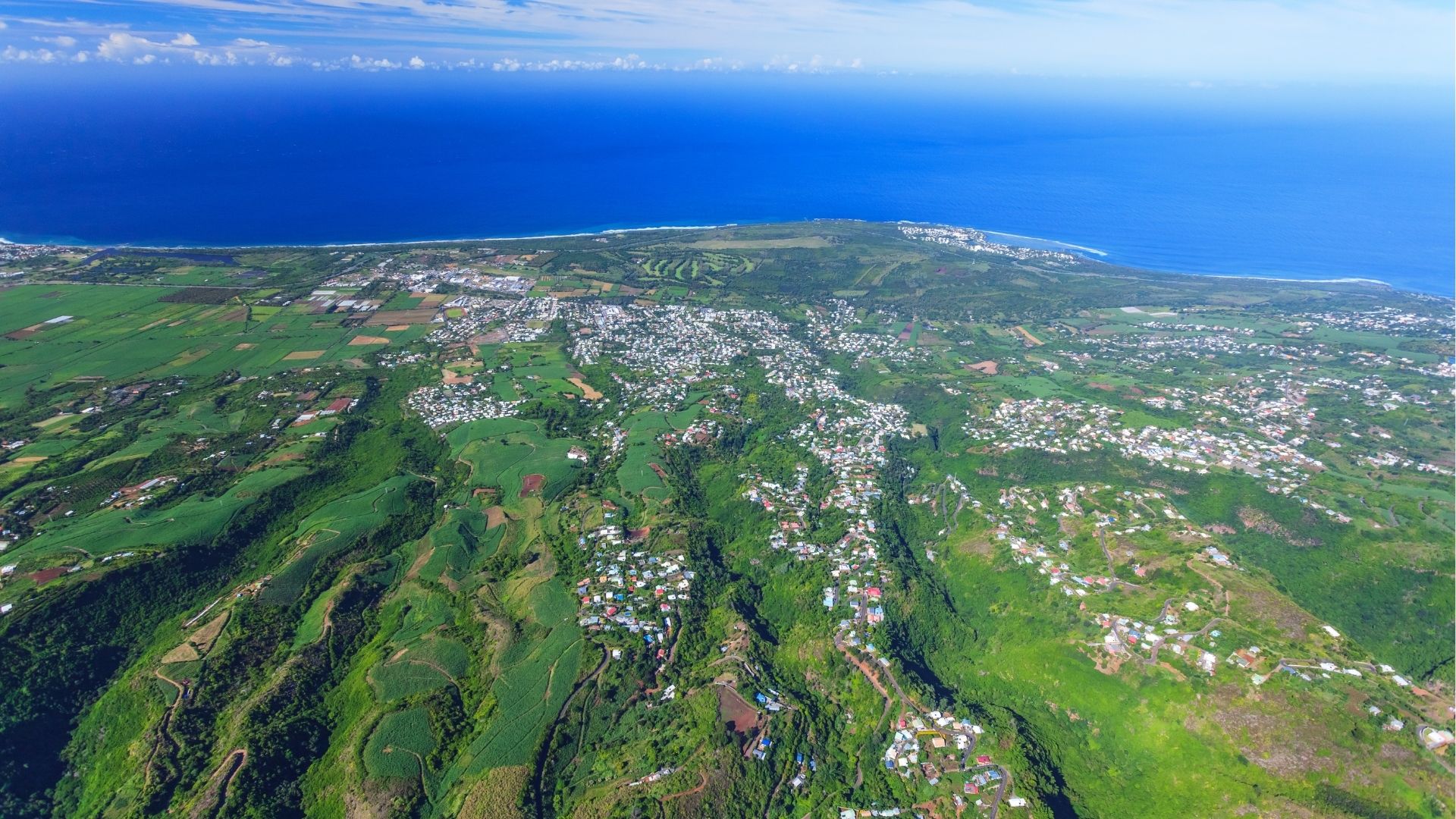 Vue aérienne de L’Étang-Salé entre terres et côte