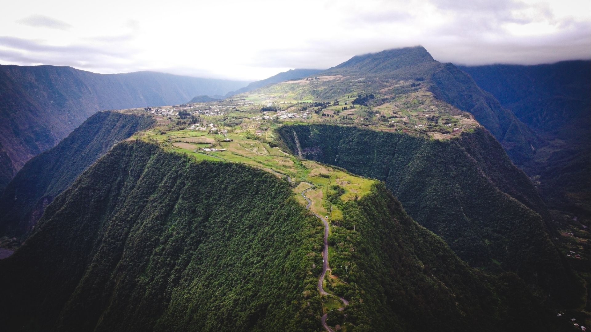 Vue aérienne de Grand Coude à Saint-Joseph, dans le Sud sauvage de La Réunion