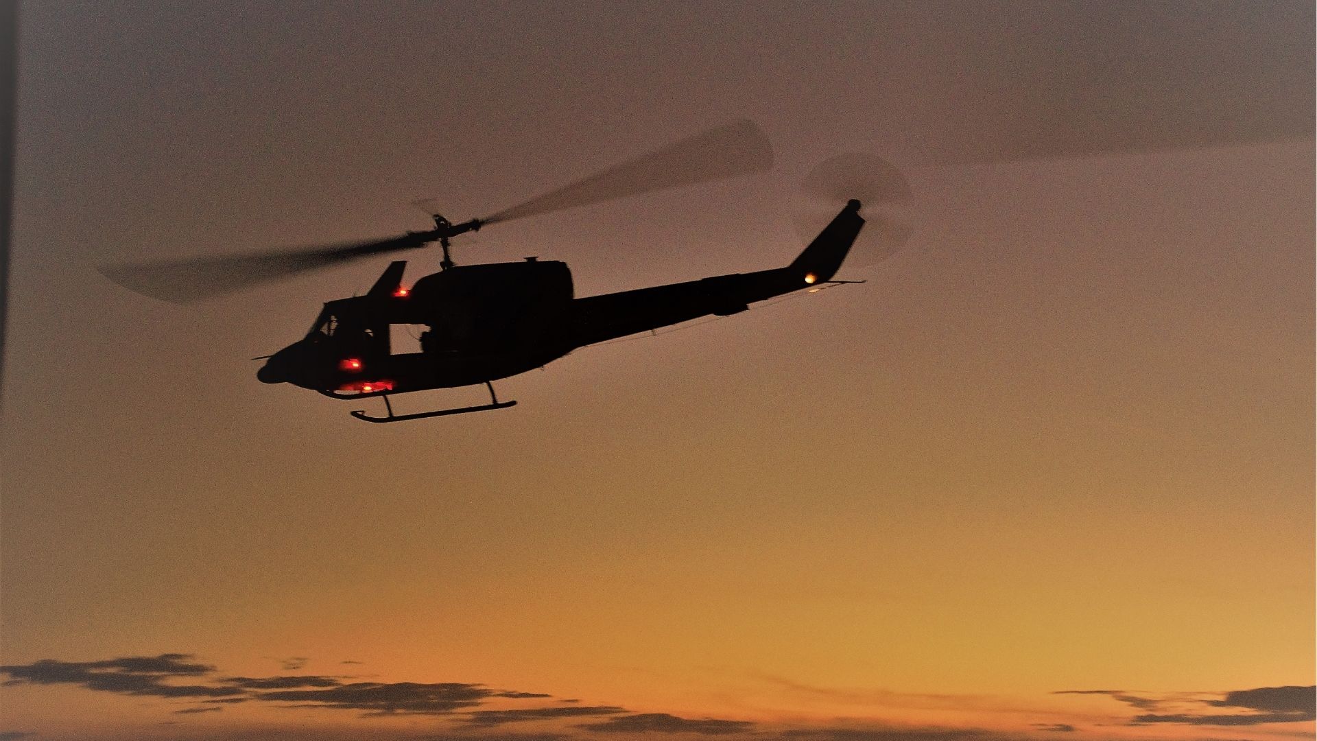 Hélicoptère survolant La Réunion au coucher du soleil, avec vue spectaculaire sur l'île