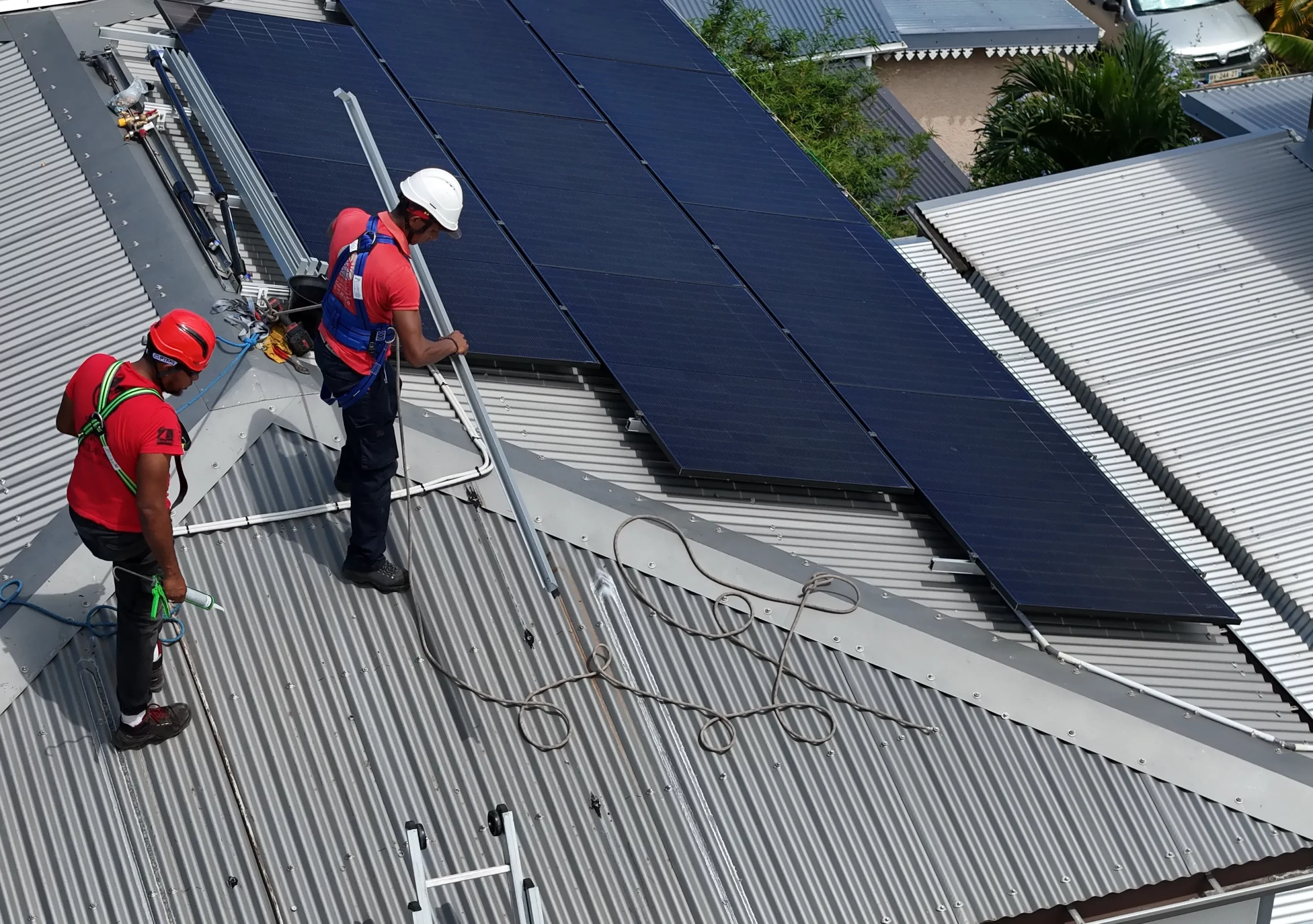 Panneaux photovoltaïques à La Réunion avec fixation traitée contre la corrosion saline