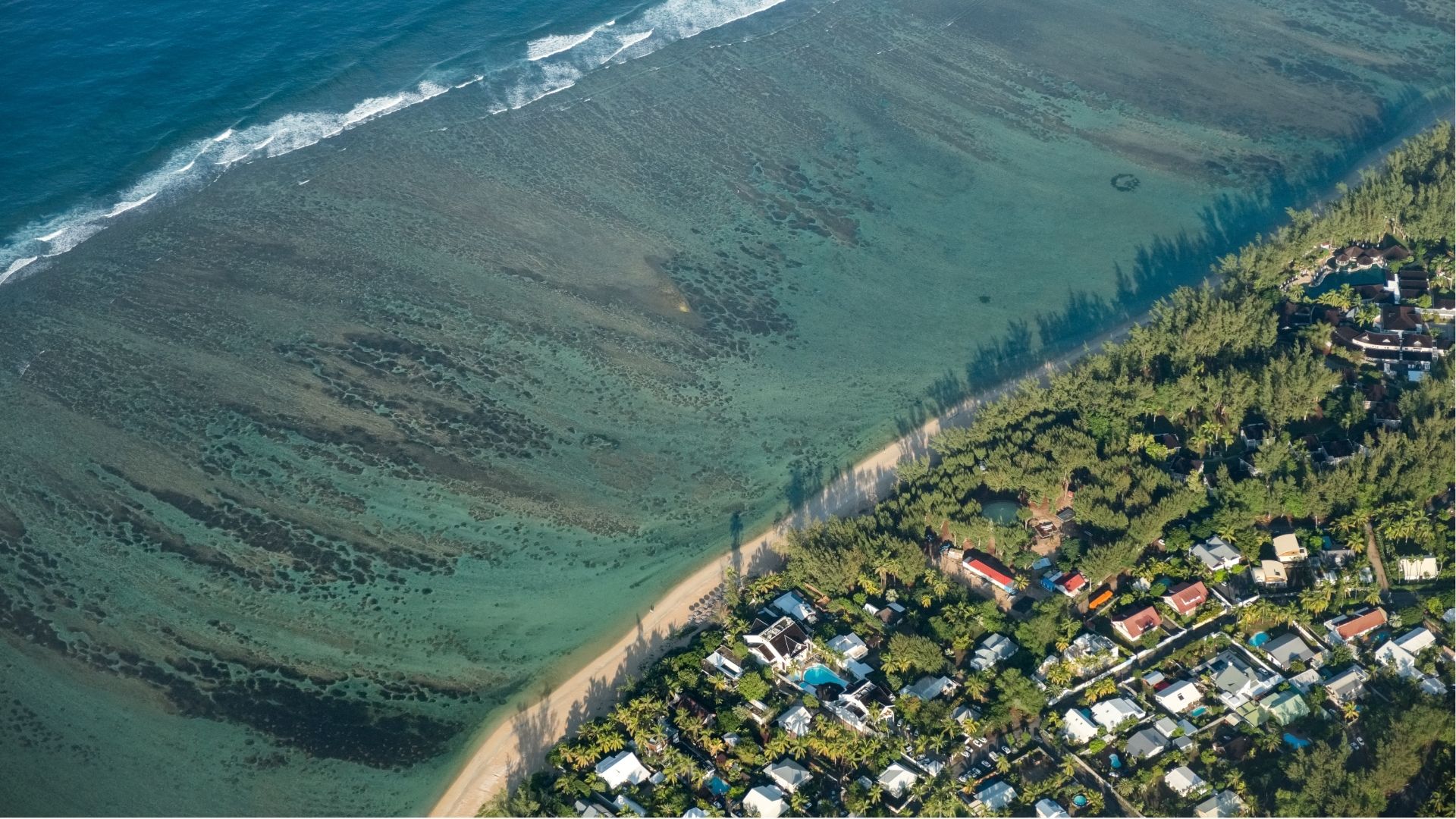 Vue aérienne du lagon et du littoral de la côte ouest de La Réunion
