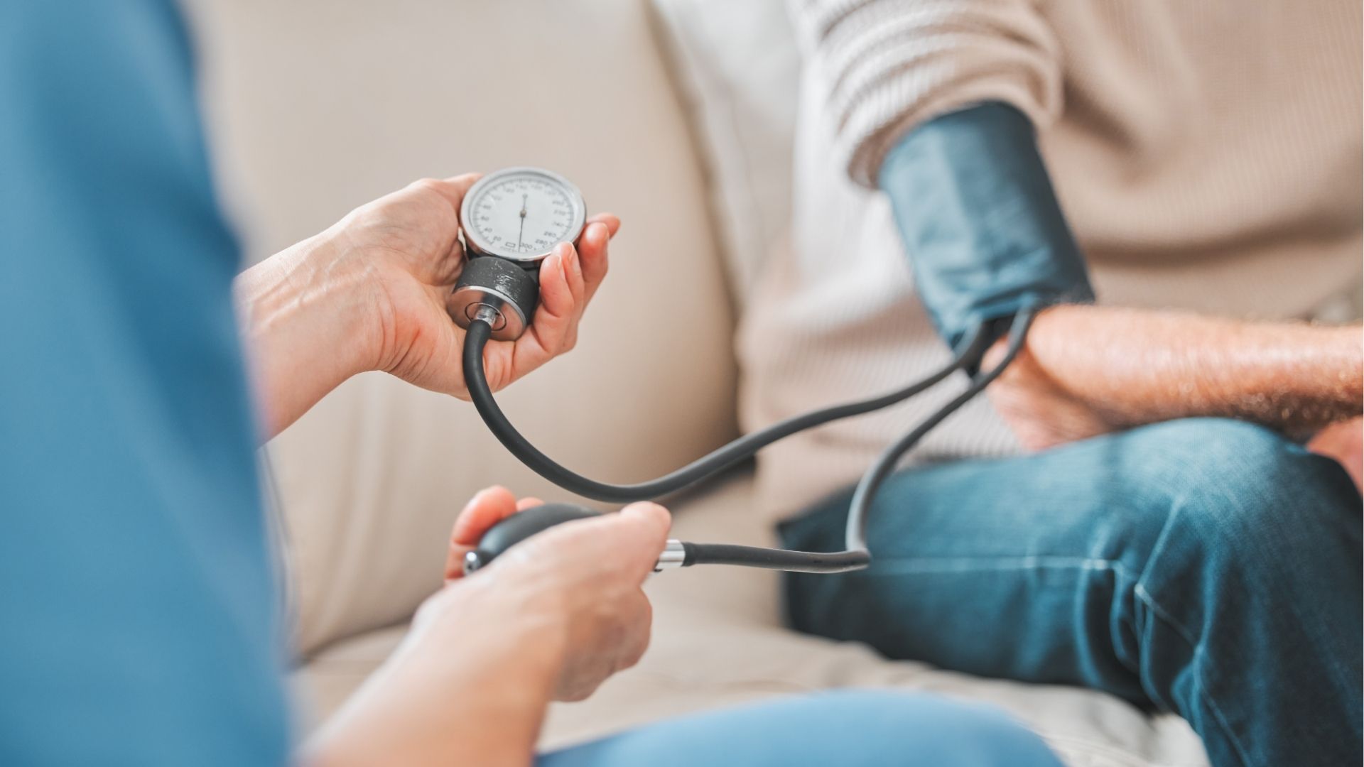 Médecin consultant un patient à La Réunion dans un cabinet médical