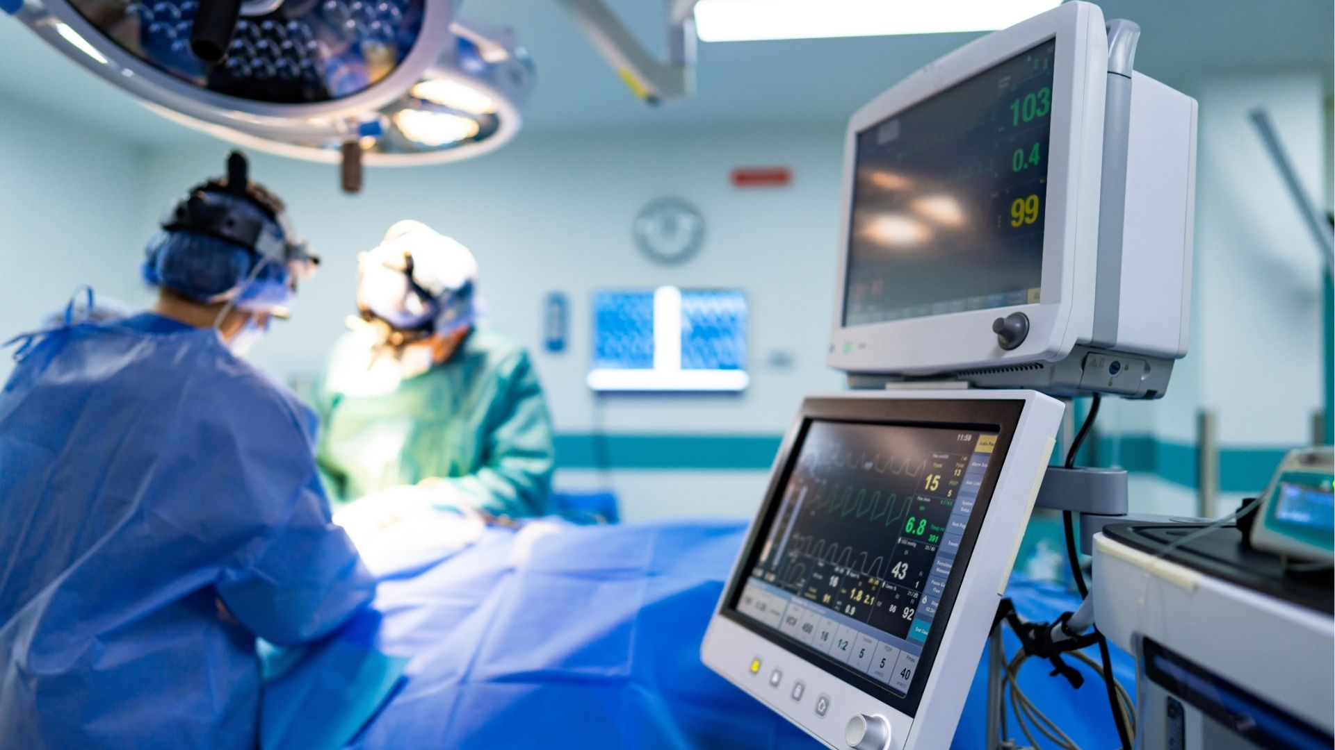 Opération chirurgicale à La Réunion, avec équipe médicale en salle d'opération