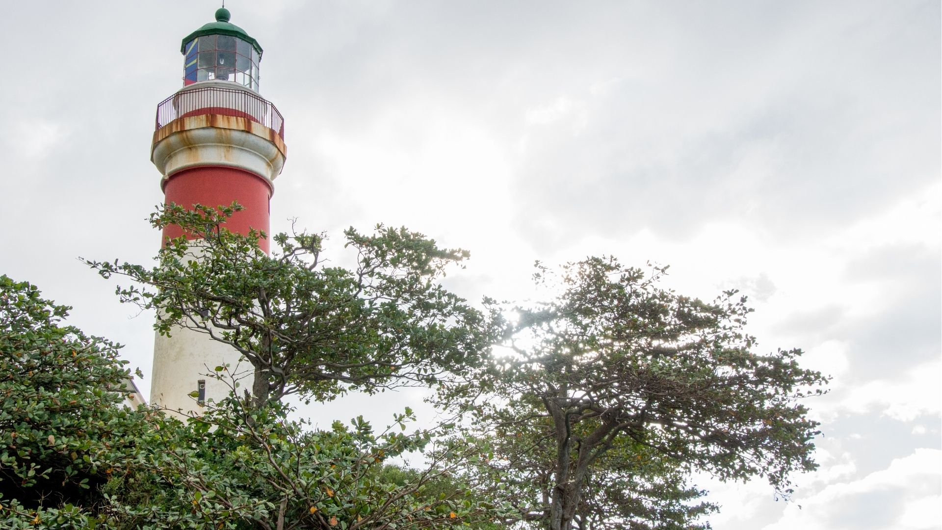 Phare de Saint-Suzanne entouré de végétation à La Réunion