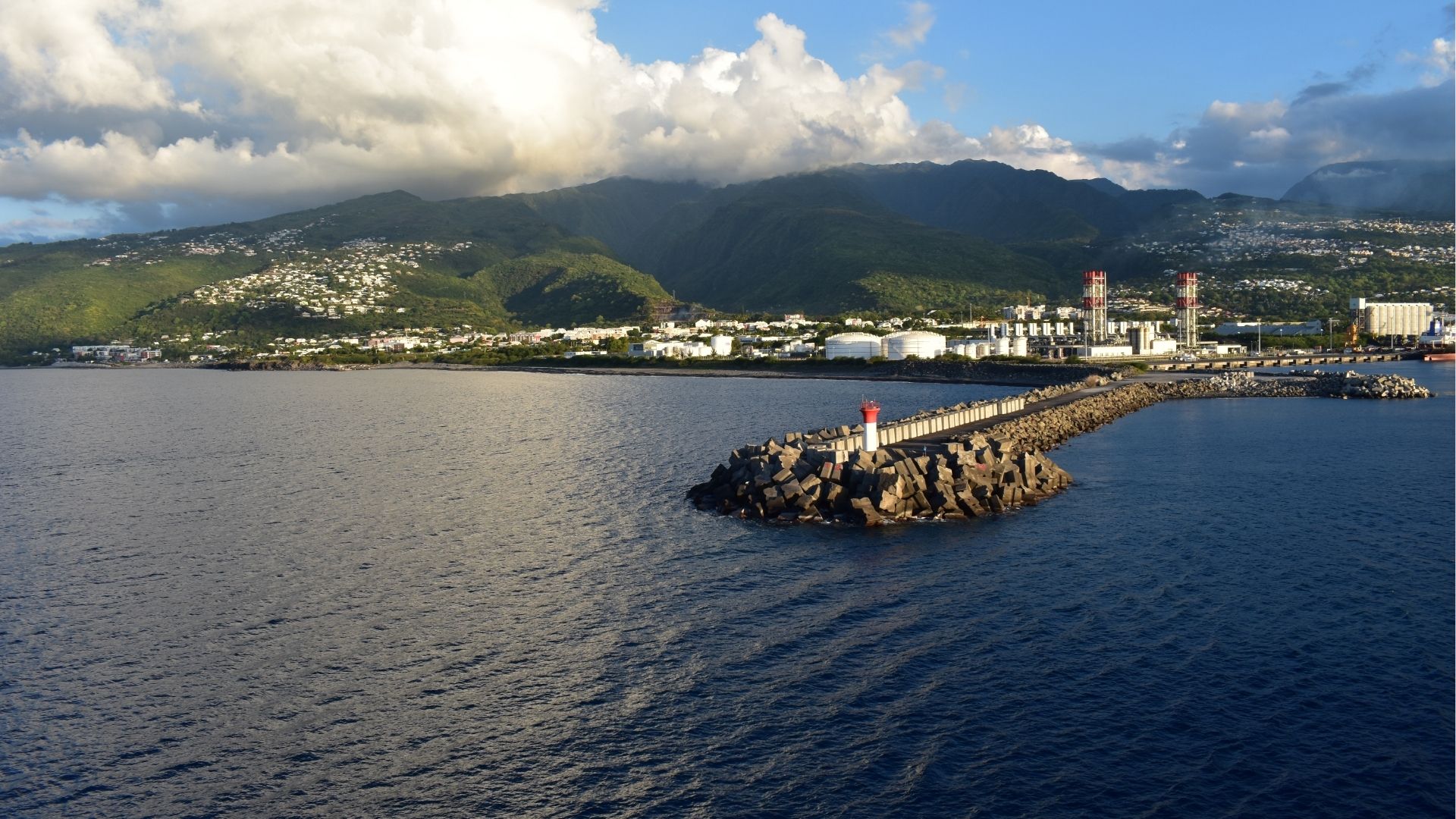 Vue du port de La Possession avec l’océan et les montagnes à La Réunion
