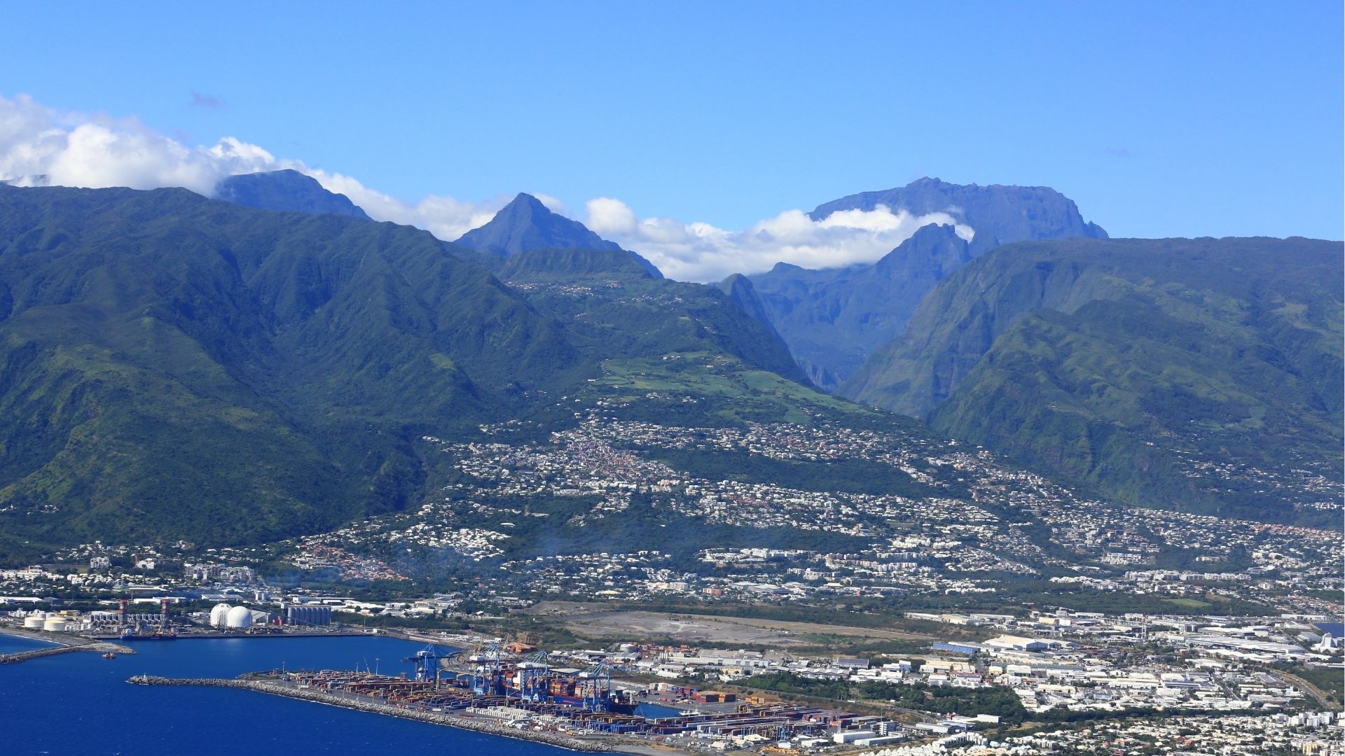 Vue du port Est avec les montagnes en arrière-plan à La Réunion