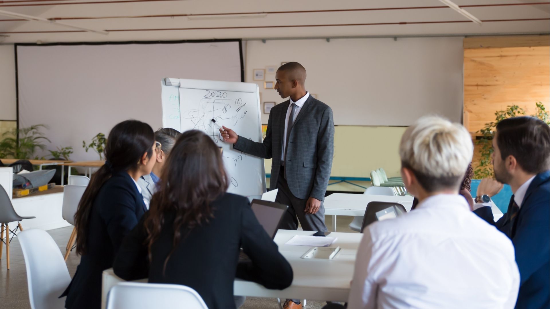 Homme donnant une formation à un groupe de personnes lors d'un séminaire ou atelier à La Réunion