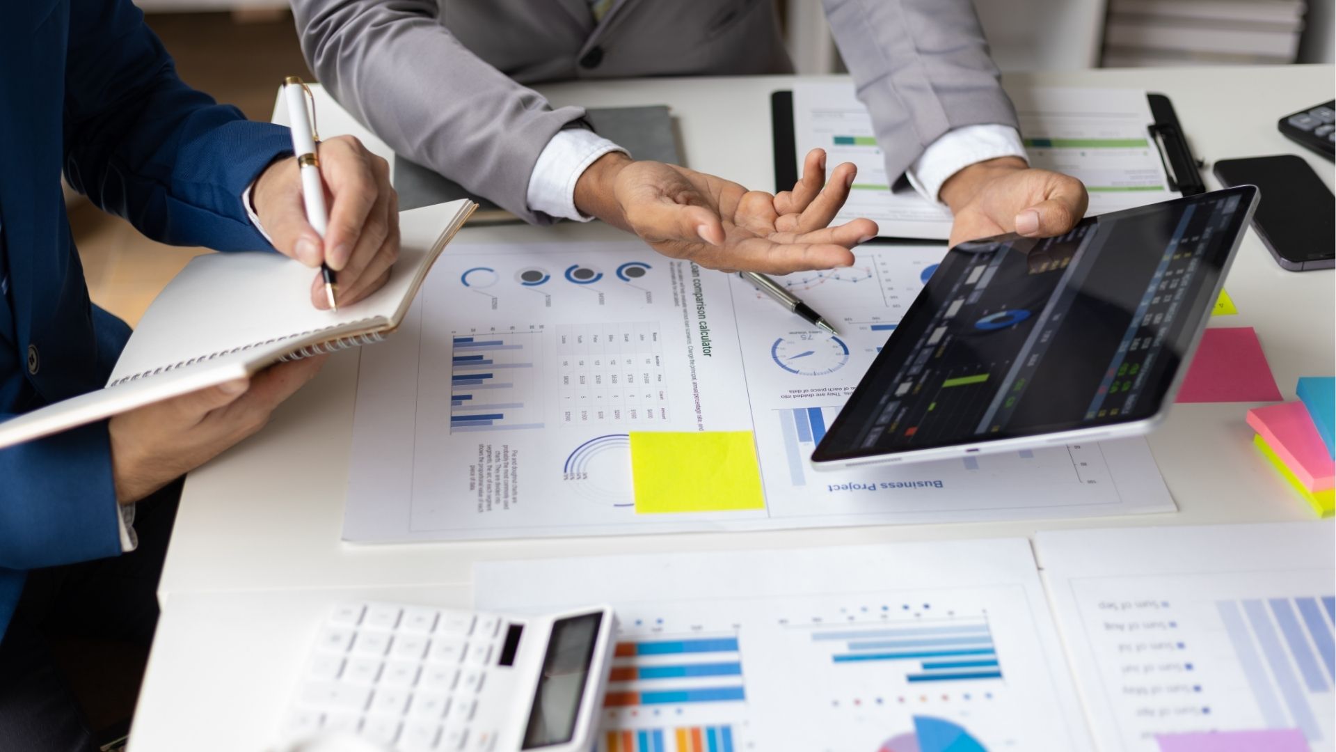 Réunion d'équipe pour un projet marketing à La Réunion, avec brainstorming et stratégie de communication