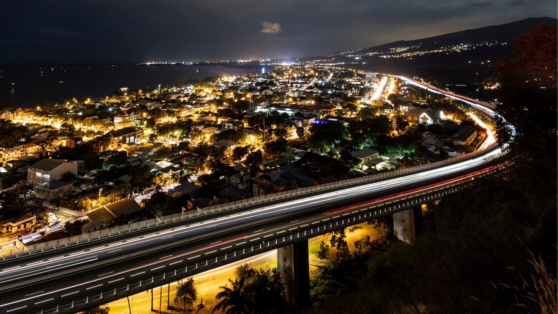 Route éclairée la nuit à La Réunion, avec paysage nocturne et atmosphère paisible