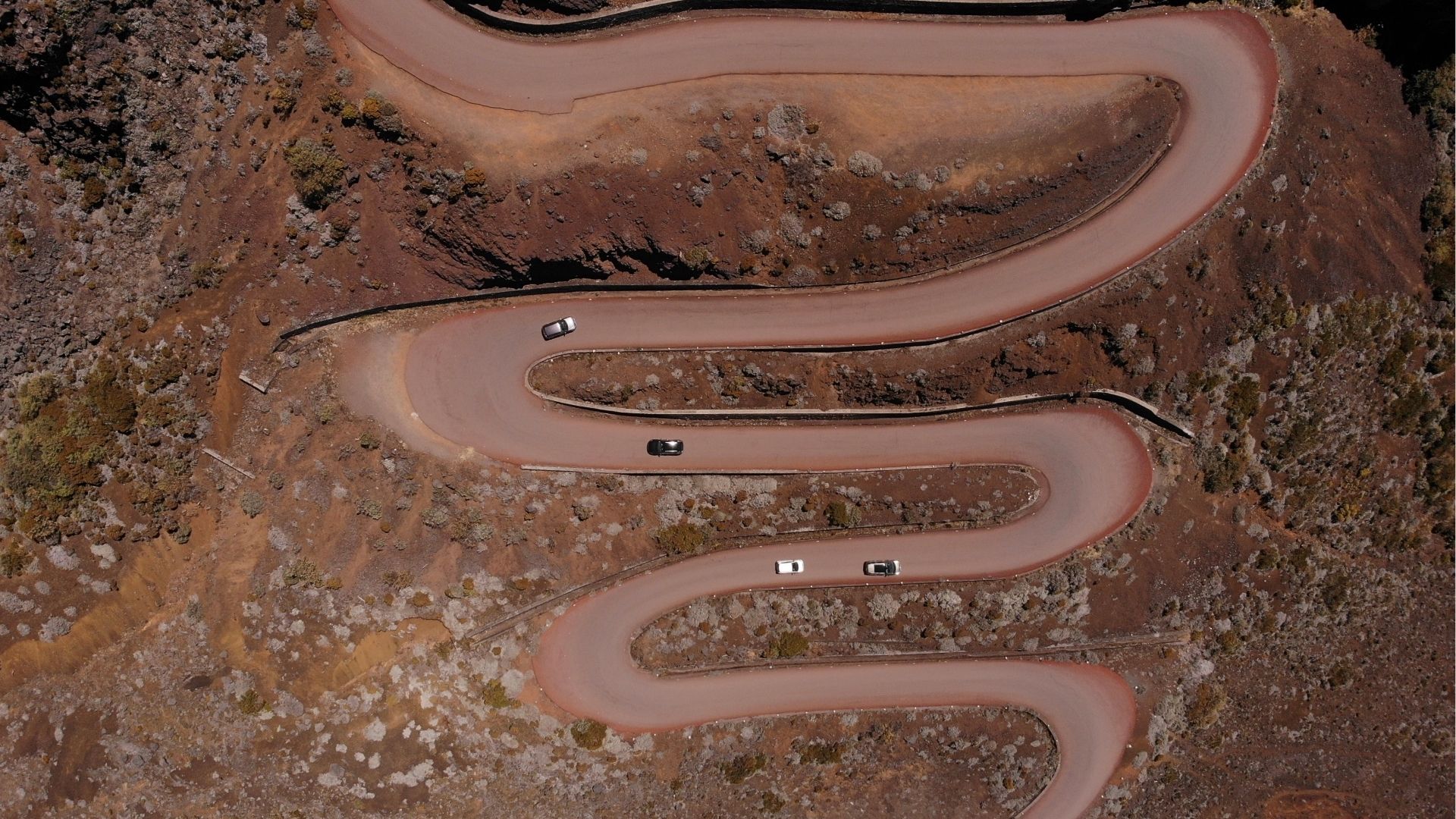 Route du Volcan avec virages à La Réunion, vue spectaculaire sur les paysages volcaniques