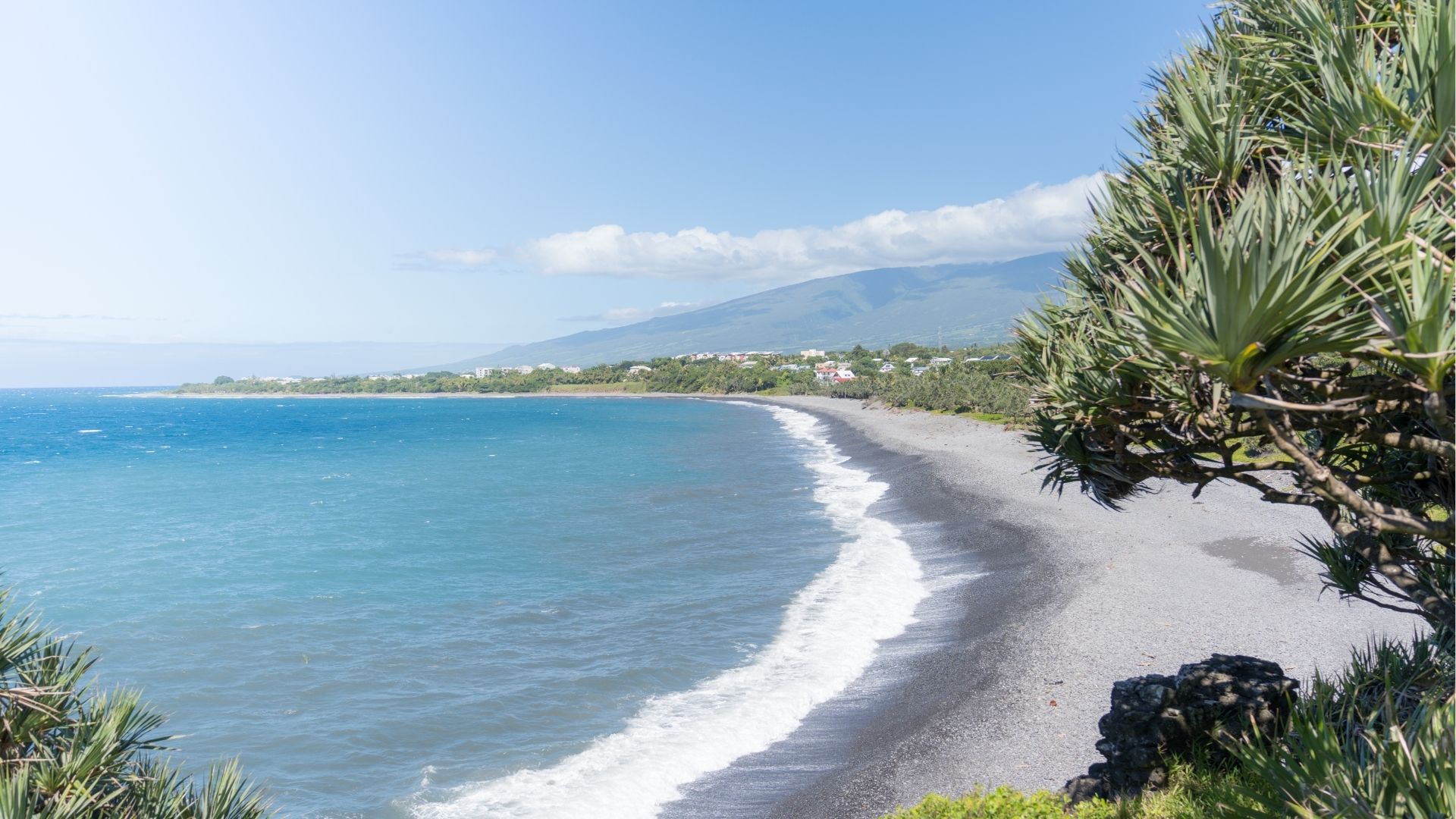 Plage de sable noir et océan à Saint-Benoît