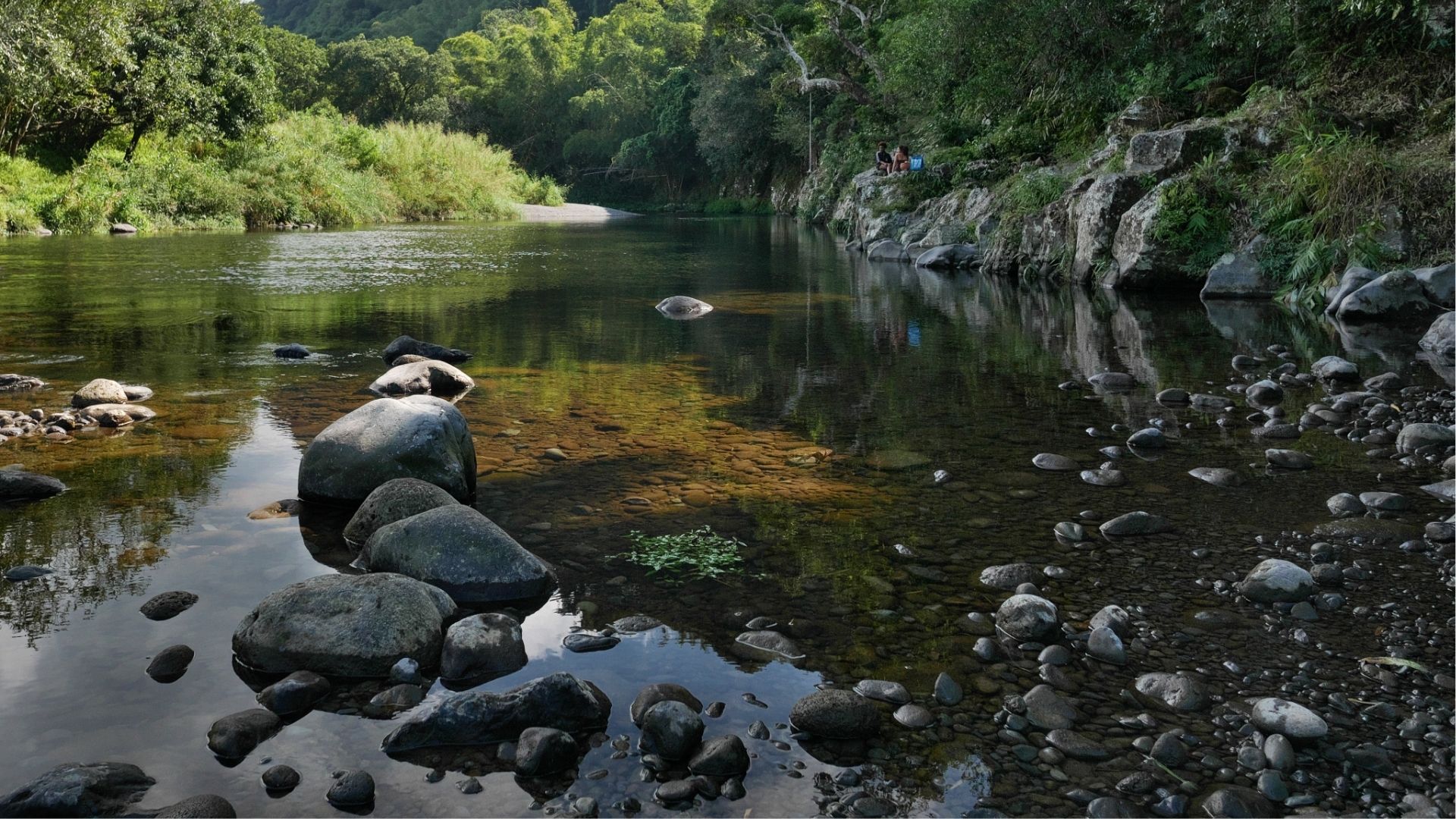 Rivière bordée de rochers et de végétation à Saint-Benoît