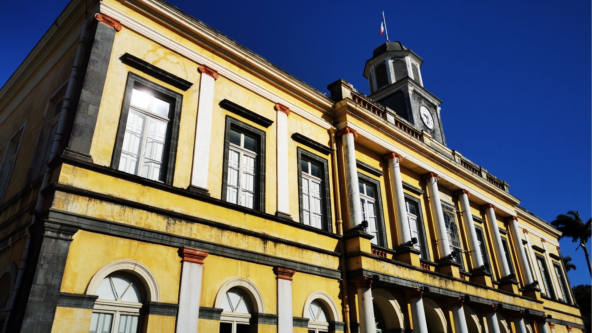 Façade de l’hôtel de ville de Saint-Denis sous un ciel bleu