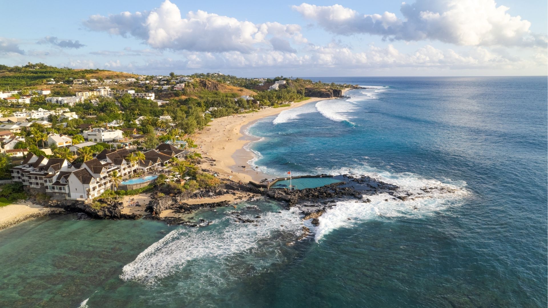 Vue aérienne de la plage de Boucan Canot à Saint-Gilles-les-Bains avec l’océan et les vagues à La Réunion
