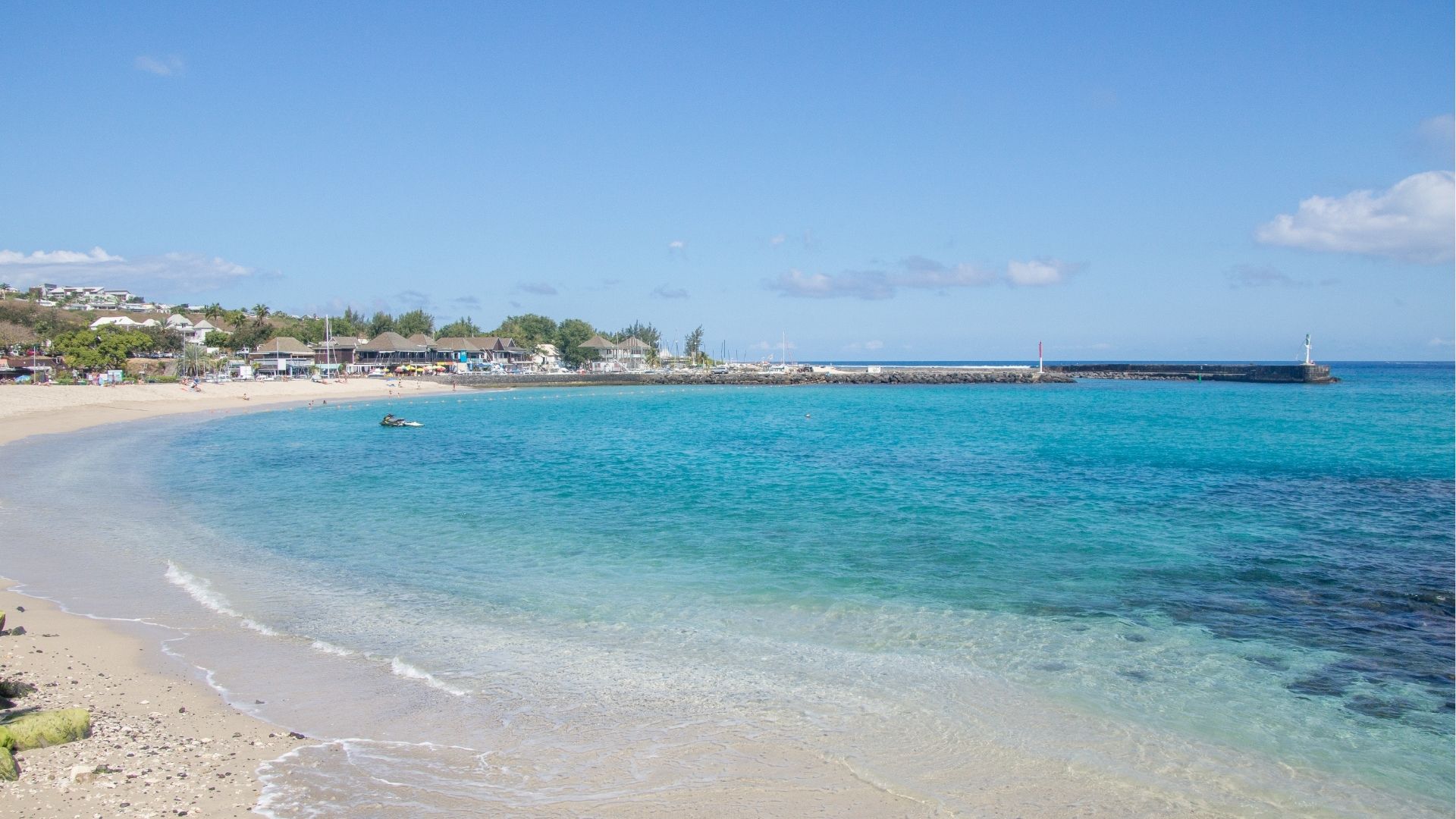 Plage des Roches Noires à Saint-Gilles-les-Bains avec son eau bleue à La Réunion
