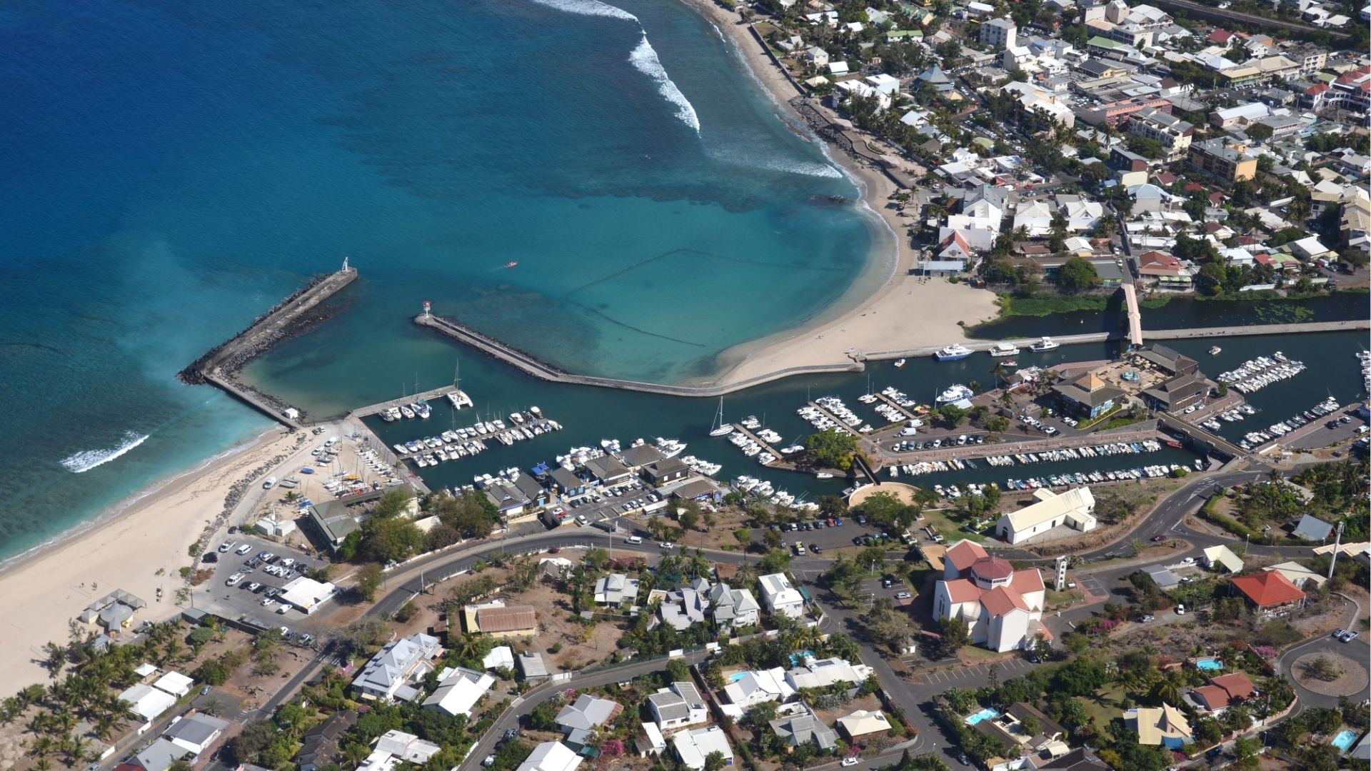 Vue aérienne du port de Saint-Gilles-les-Bains avec la plage et l’eau turquoise à La Réunion