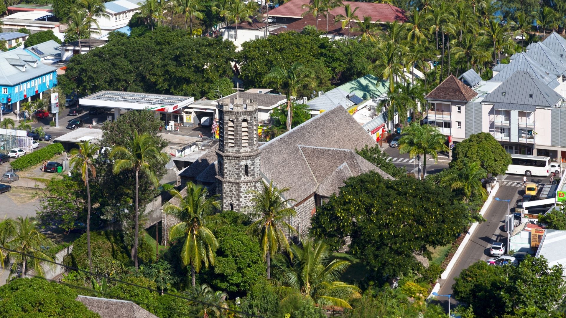 Vue aérienne de l’église de Saint-Leu entourée de végétation et de maisons à La Réunion