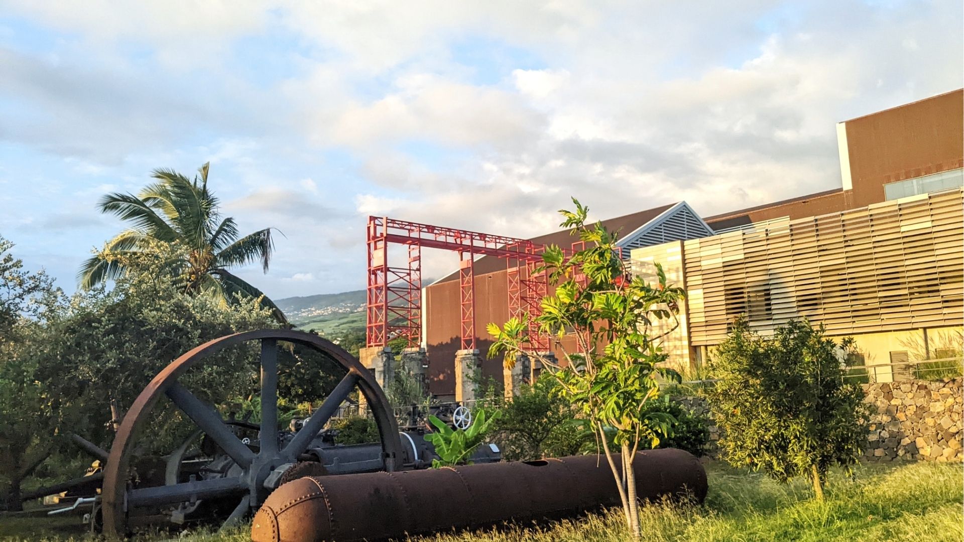 Vue extérieure du musée Stella Matutina à Saint-Leu avec machines industrielles et végétation tropicale à La Réunion