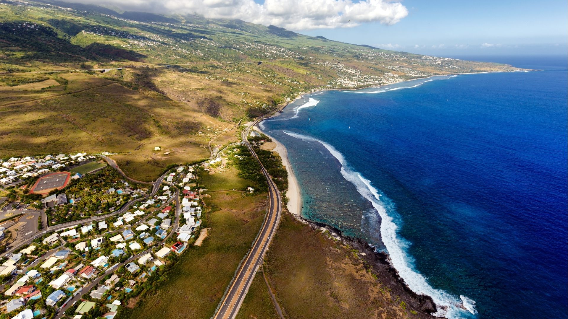 Vue aérienne de la route littorale et du littoral de Saint-Leu à La Réunion