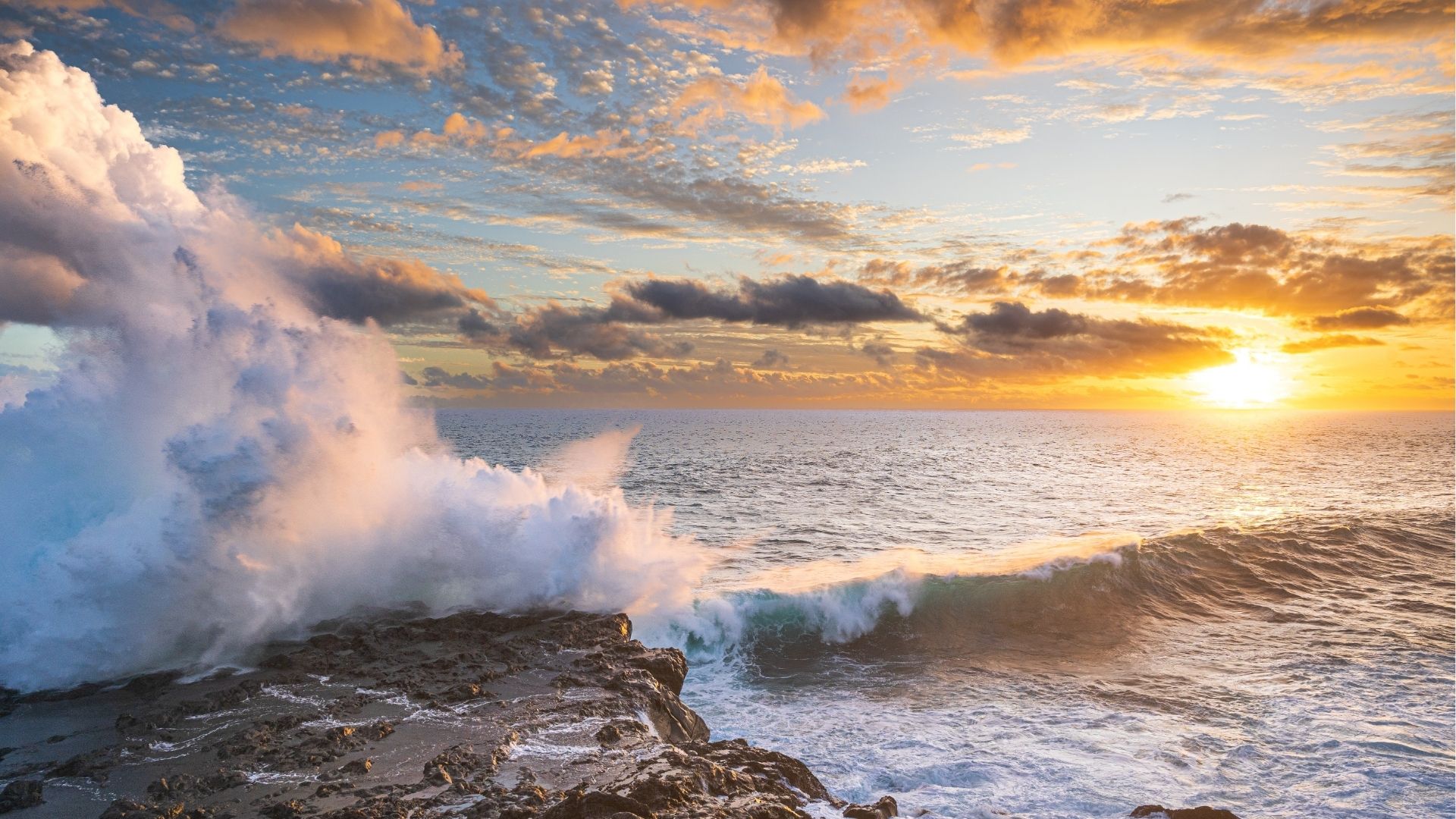 Vague spectaculaire au Souffleur de Saint-Leu au coucher du soleil à La Réunion