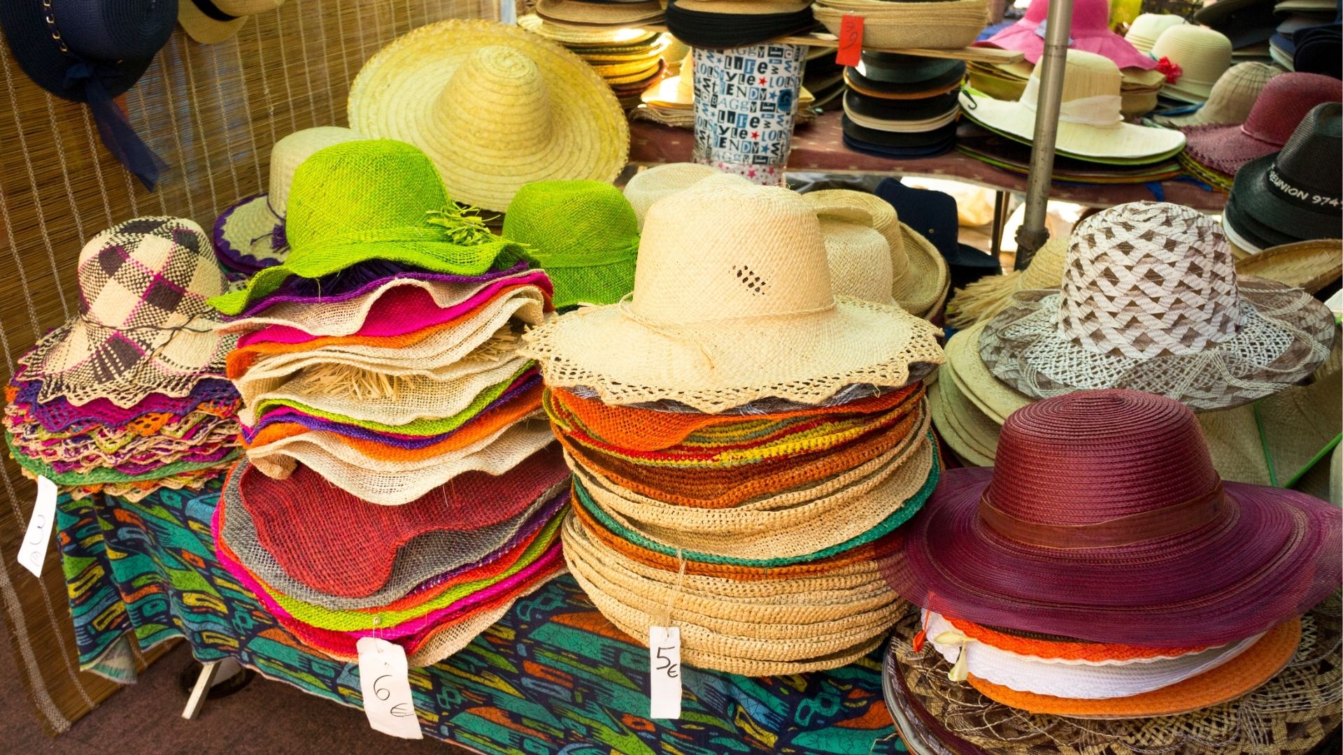 Étalage de chapeaux colorés au marché de Saint-Pierre à La Réunion