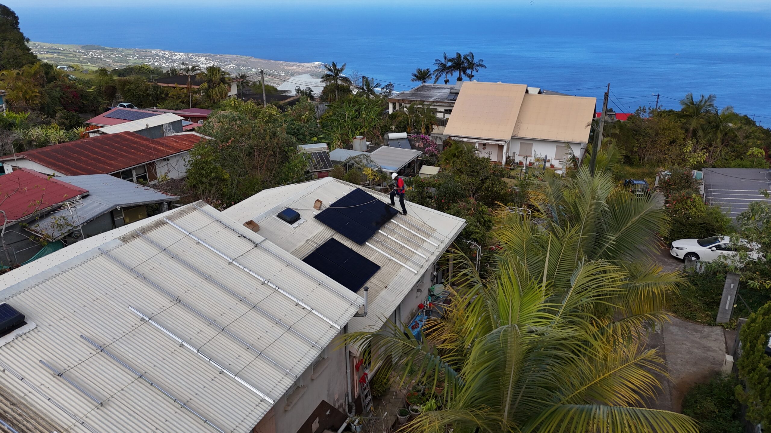 Fixation de panneaux photovoltaïques à La Réunion certifiée pour résister aux vents cycloniques.