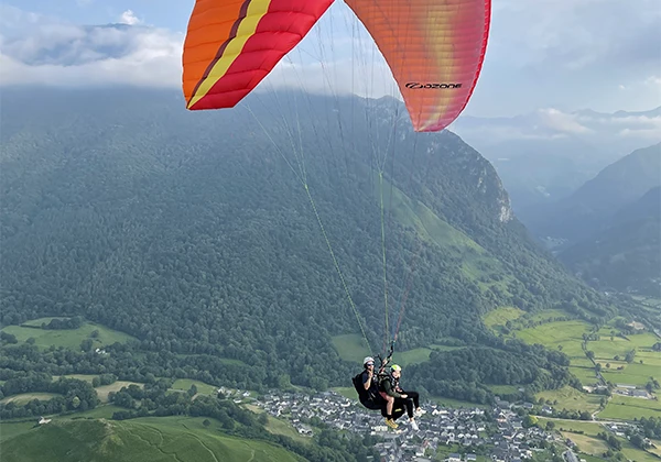 Décollage en parapente biplace à Accous dans les Pyrénées avec un moniteur Air Attitude