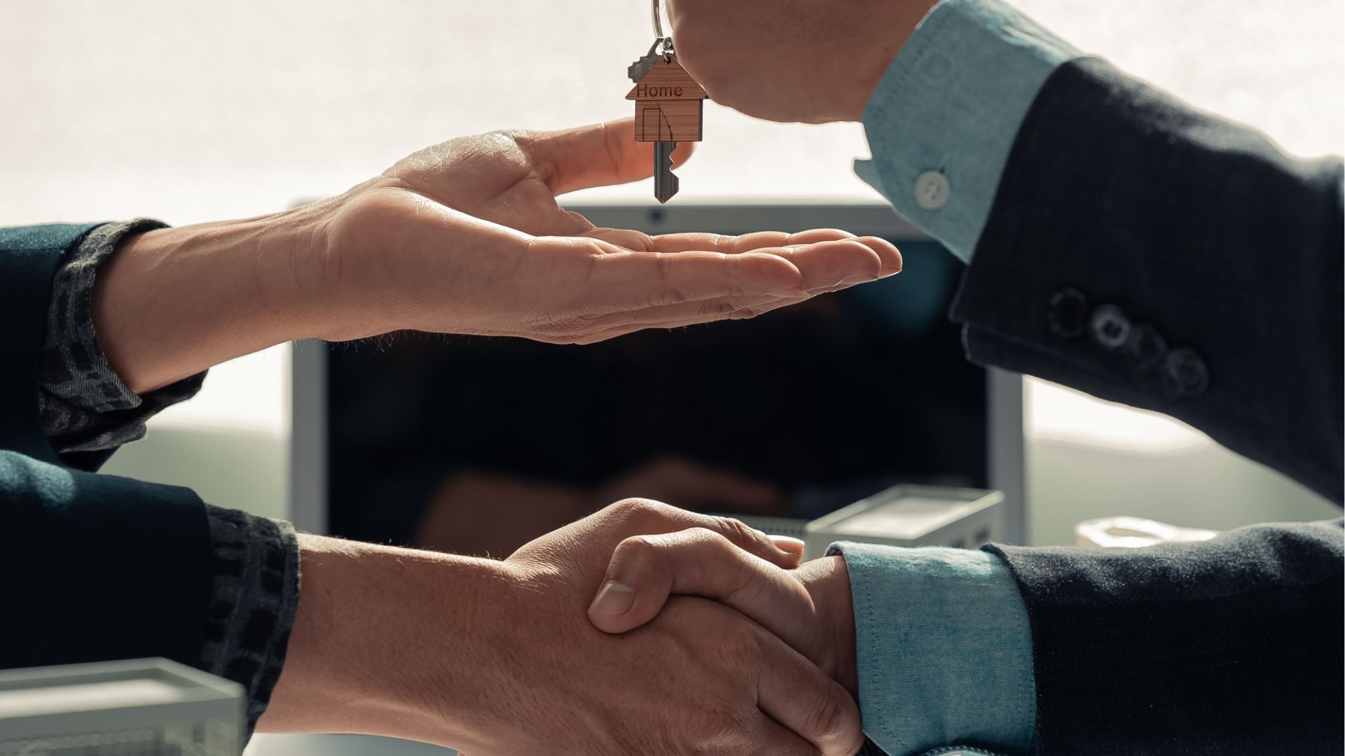 affaire conclue avec la remise de la clé de la maison, symbolisant une vente réussie