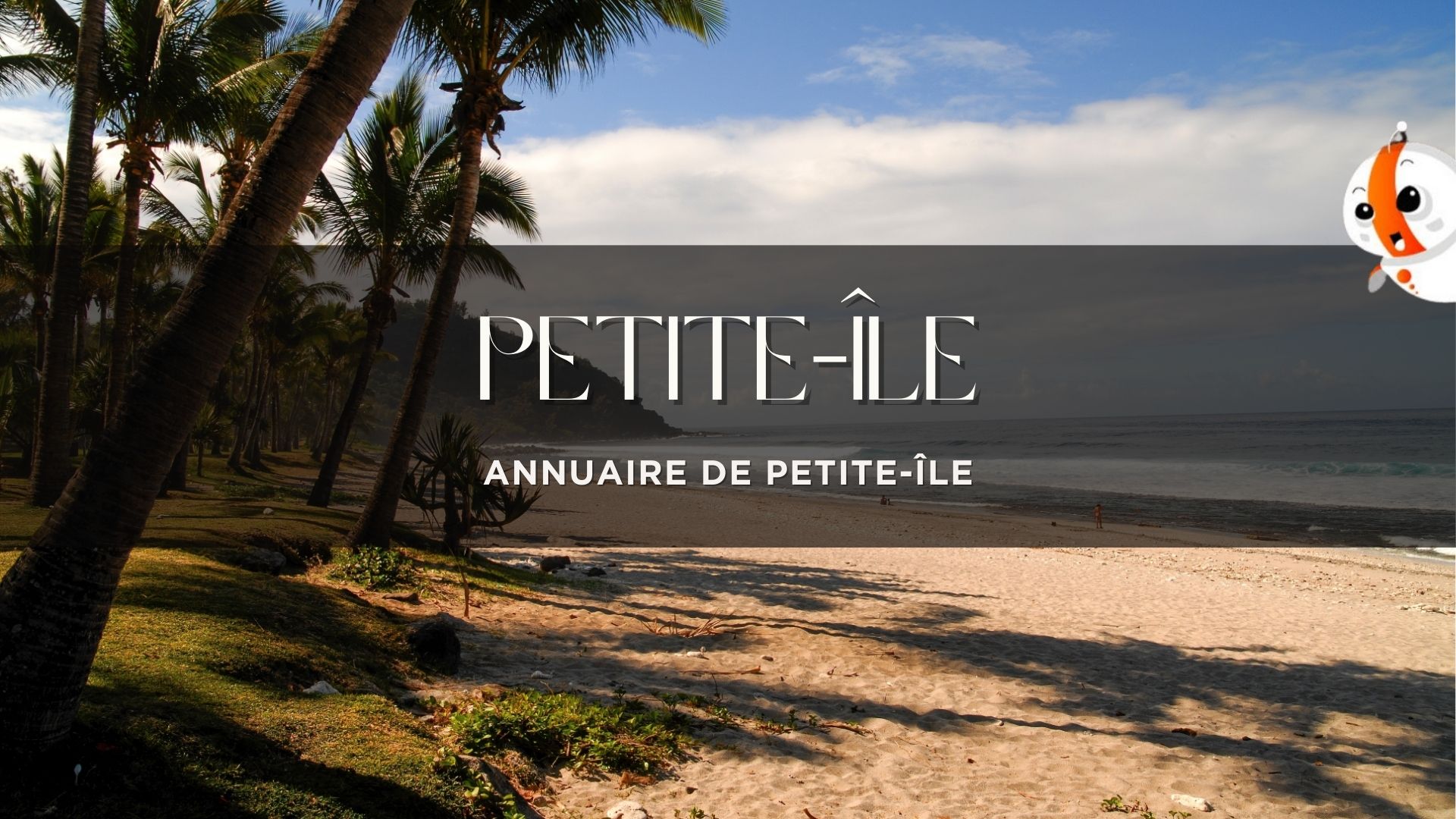 Plage de sable à Petite-Île avec palmiers et océan à l'horizon