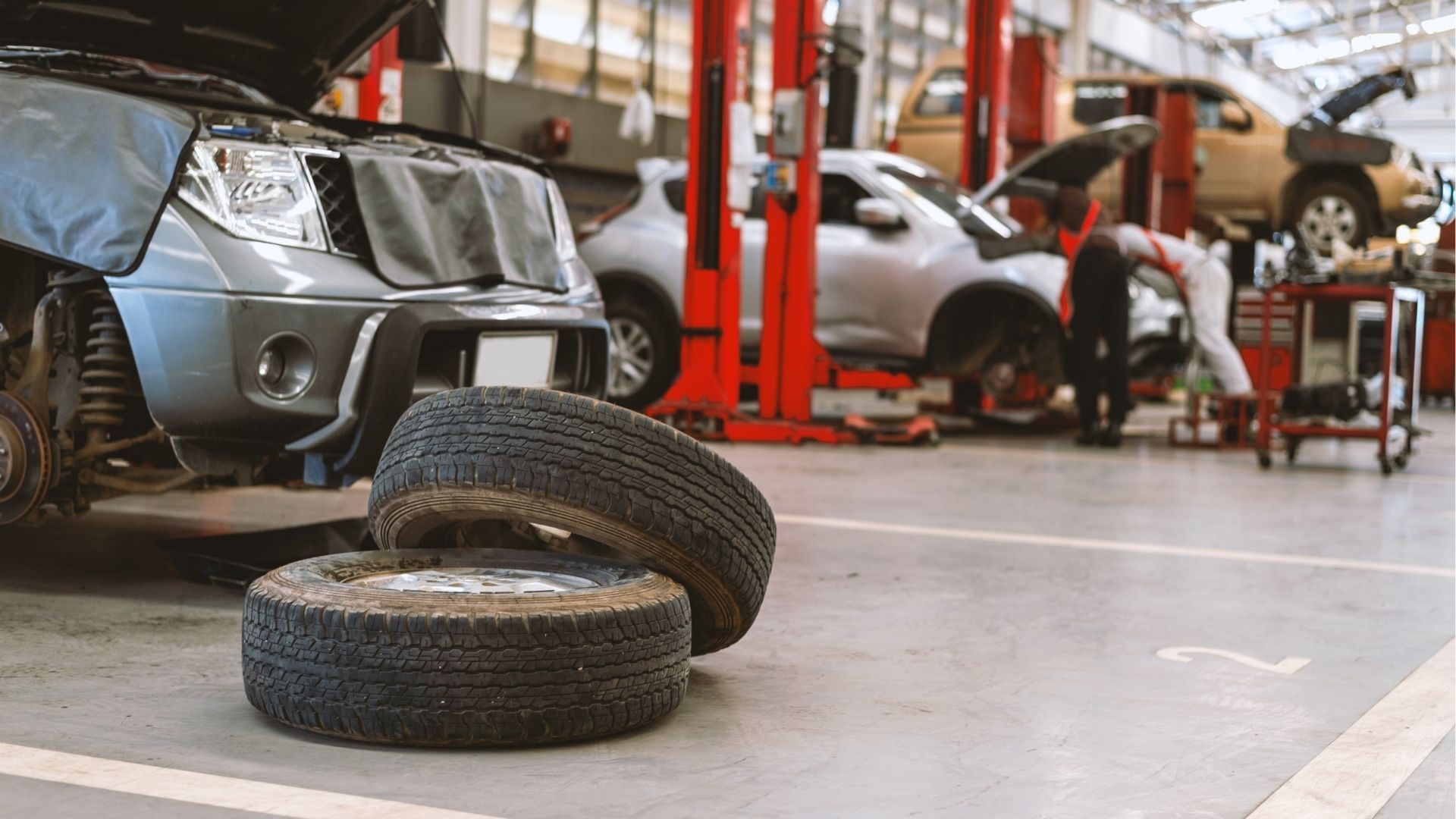 atelier de réparation de voiture à La Réunion avec des pneus posés au sol