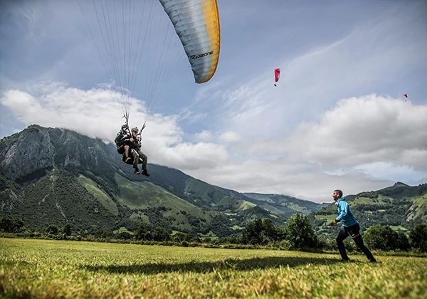 Vol en parapente biplace en altitude au-dessus de la vallée d'Aspe dans les Pyrénées avec Air Attitude