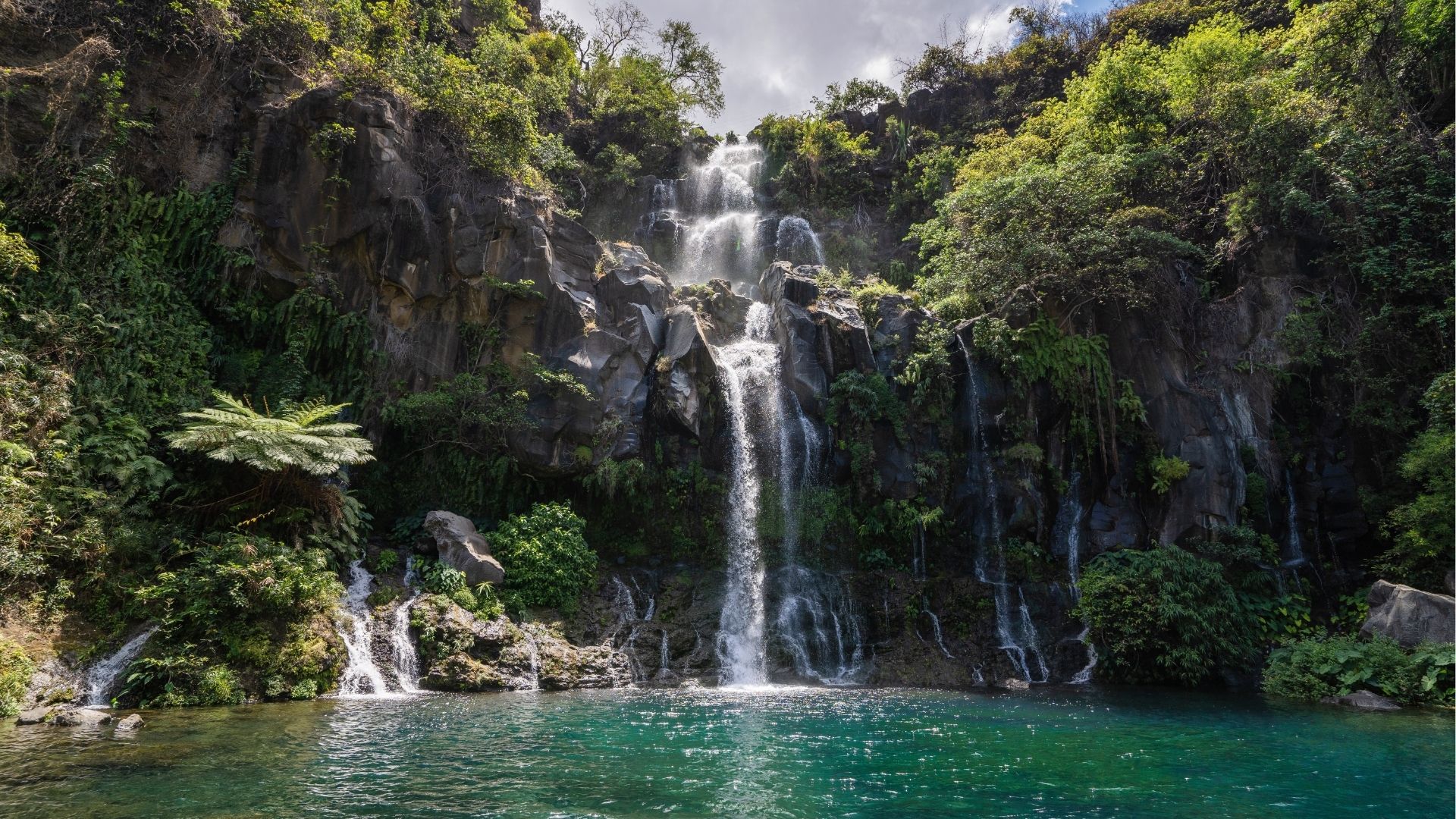 cascade du Bassin des Aigrettes à Saint-Gilles avec bassin turquoise entouré de végétation à La Réunion