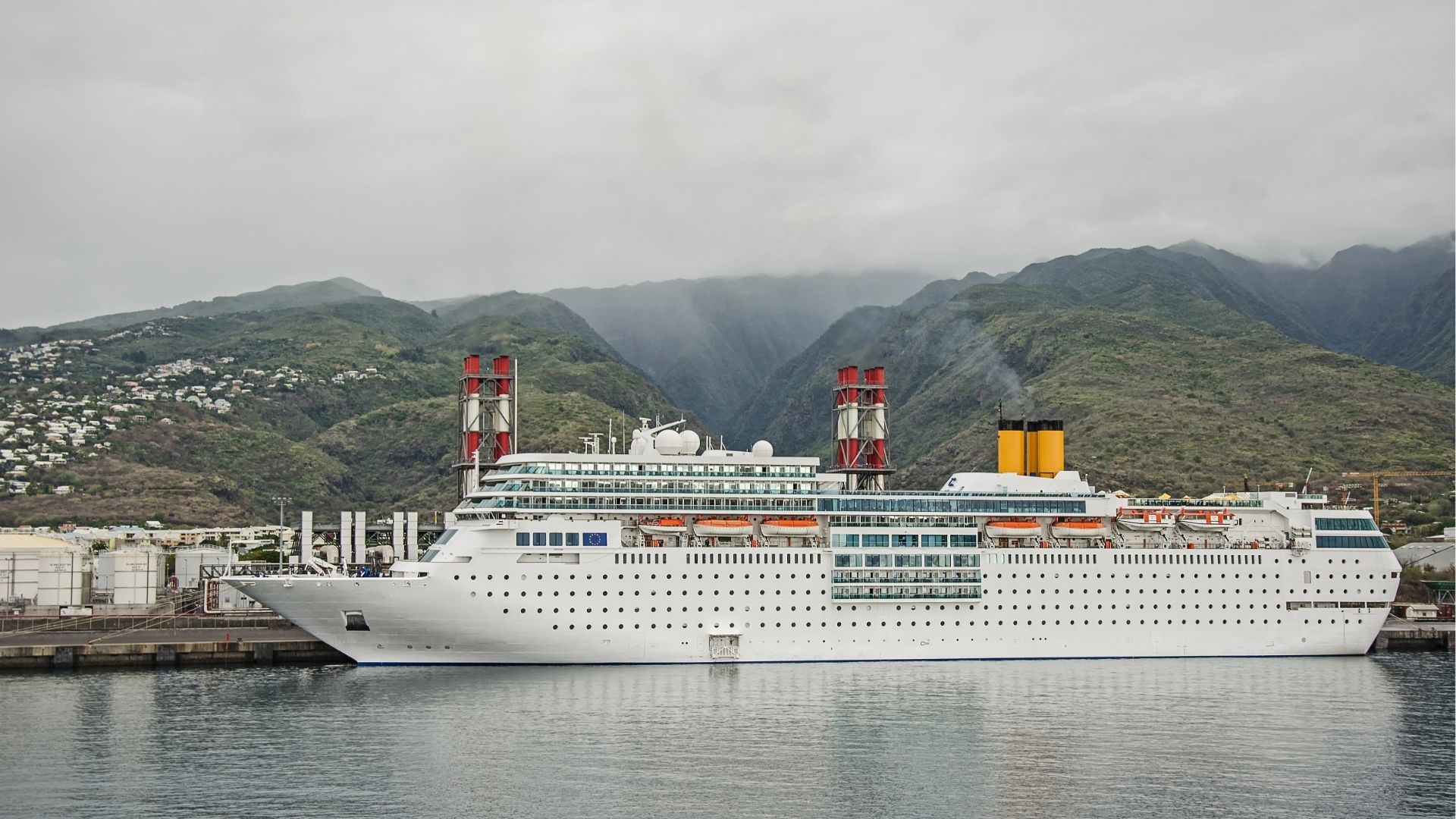bateau de croisière amarré au Port à La Réunion