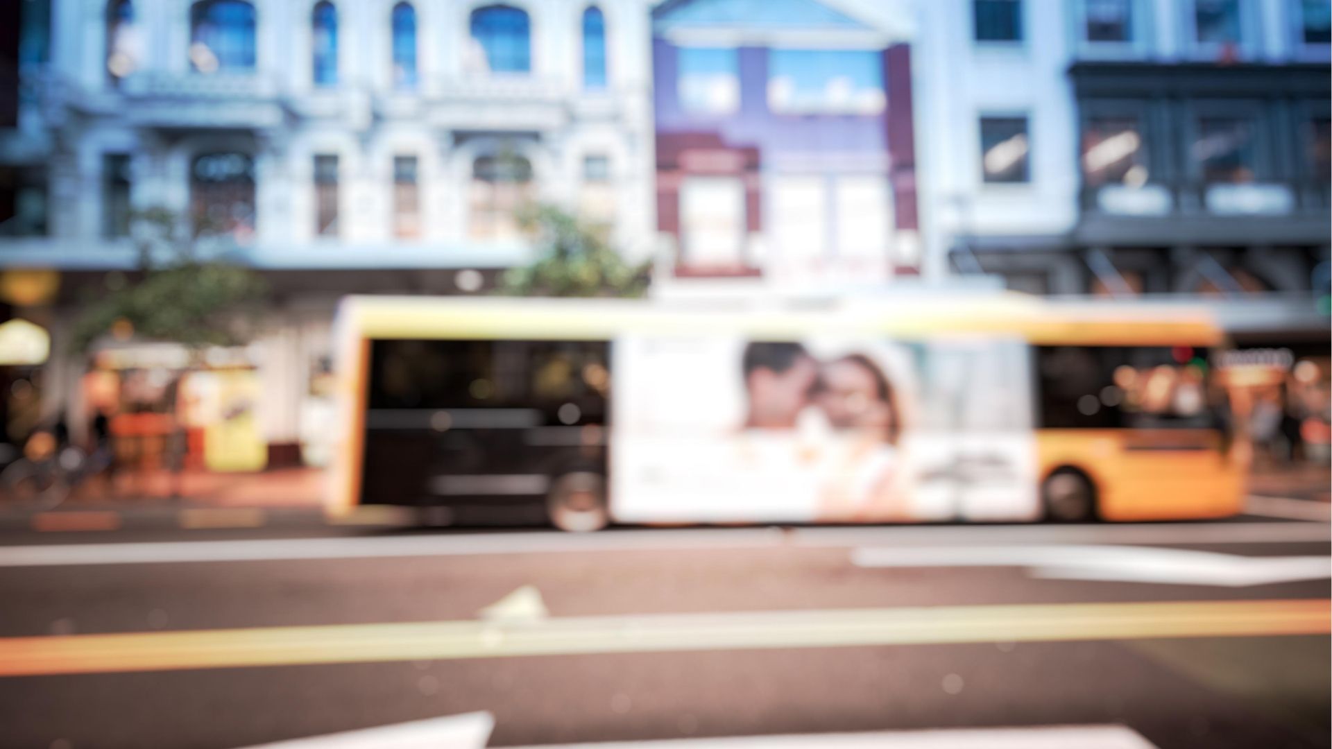 bus en arrêt à La Réunion, prêt à accueillir des passagers