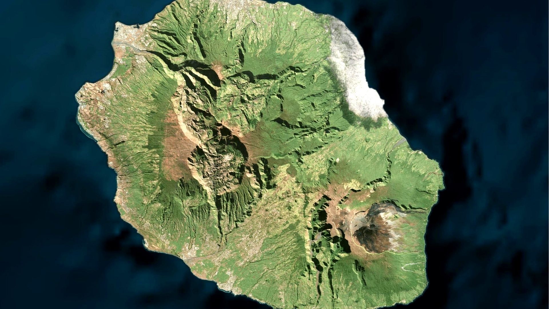 vue satellite de l’île de La Réunion mettant en évidence les reliefs et les cirques naturels