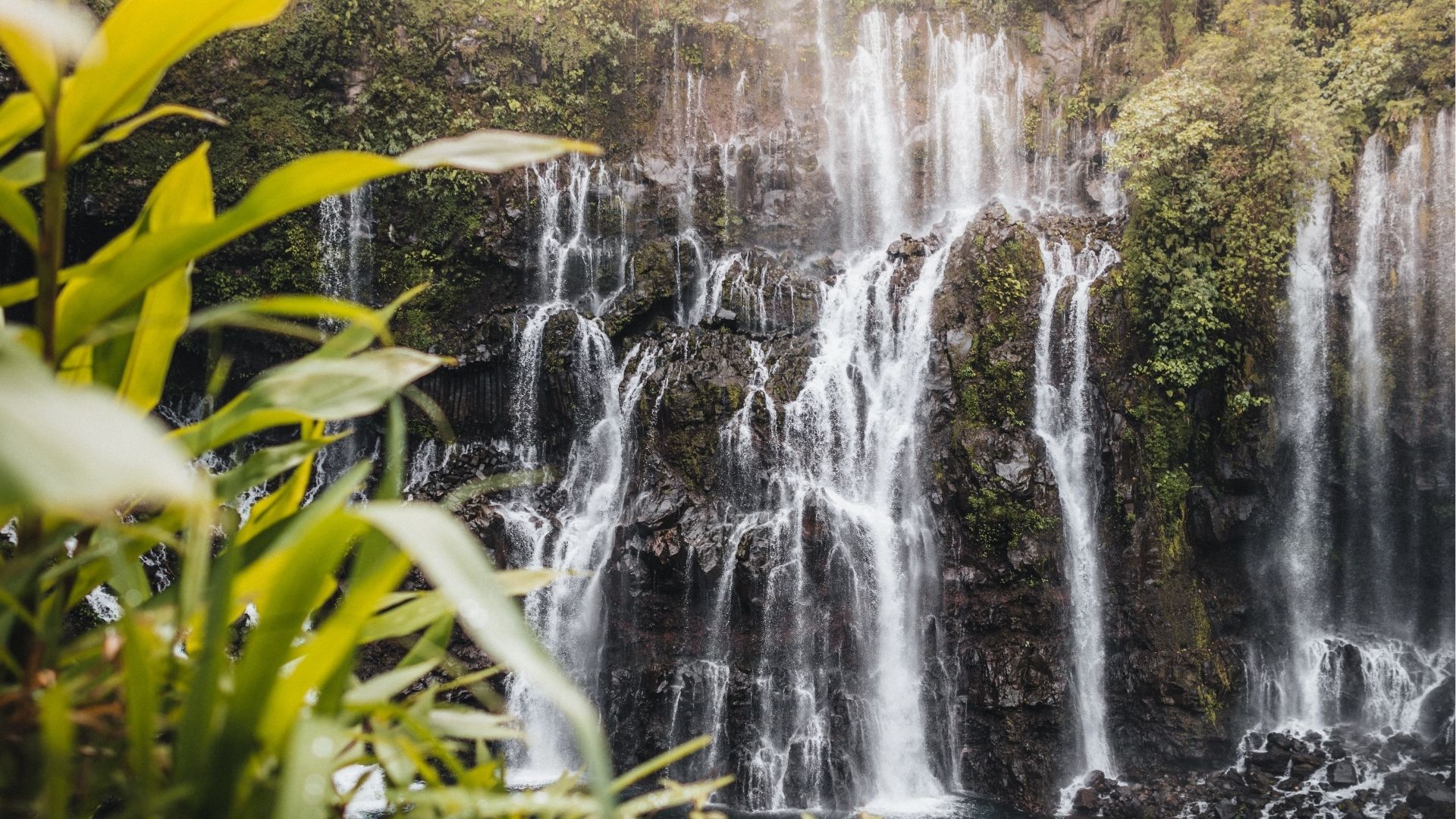cascade Grand Galet à Saint-Joseph, avec plusieurs chutes d’eau sur paroi basaltique dans le Sud sauvage de La Réunion