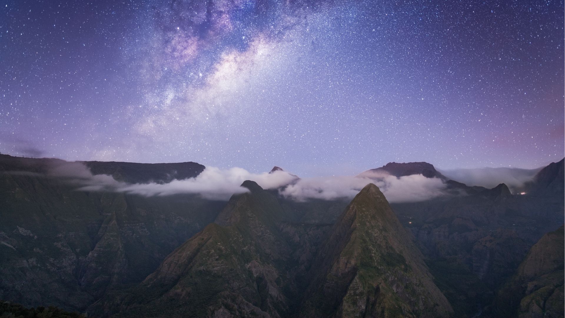 ciel étoilé au-dessus du cirque de Mafate à La Réunion