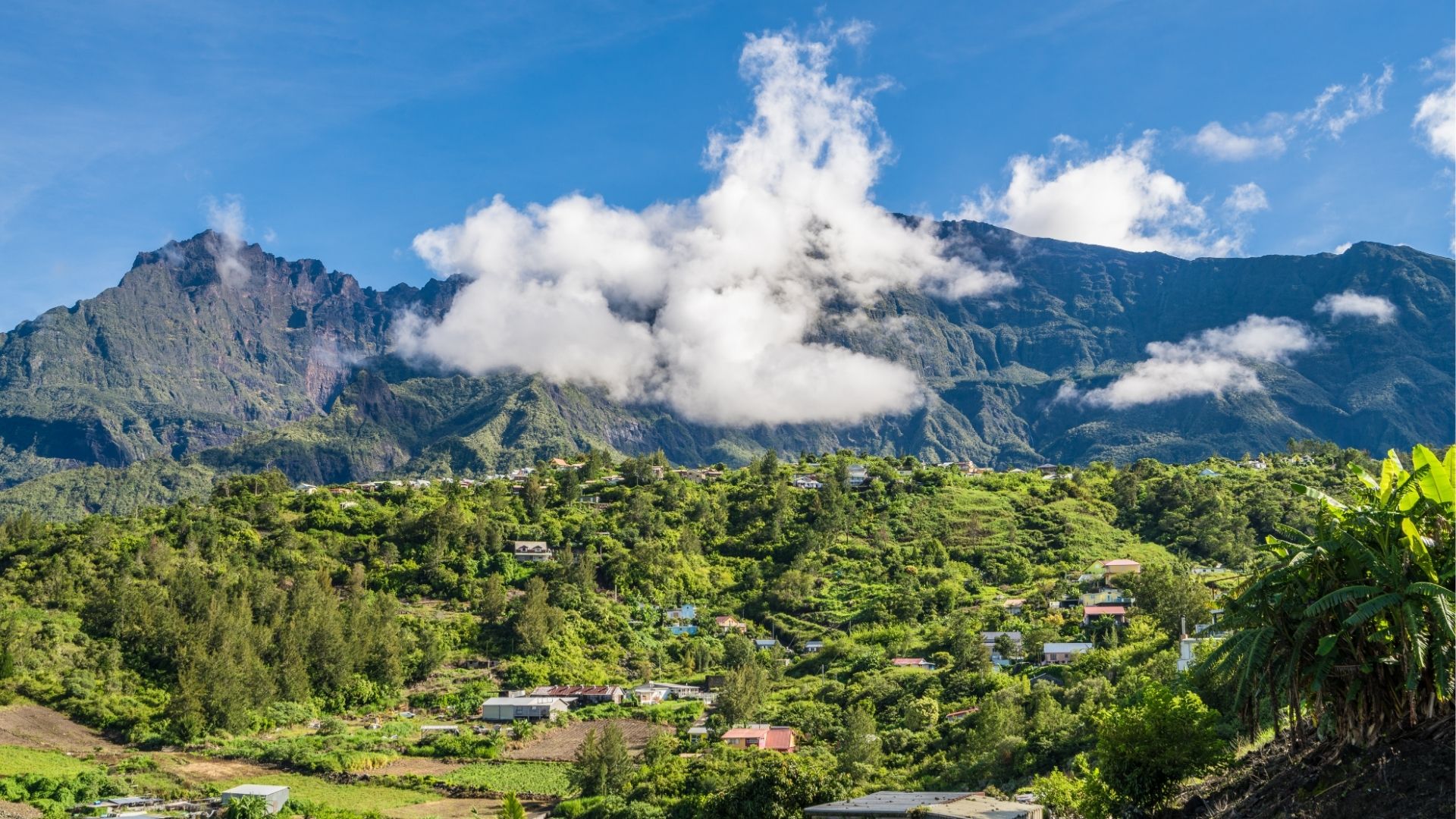 maisons dispersées dans la verdure face aux montagnes de Cilaos