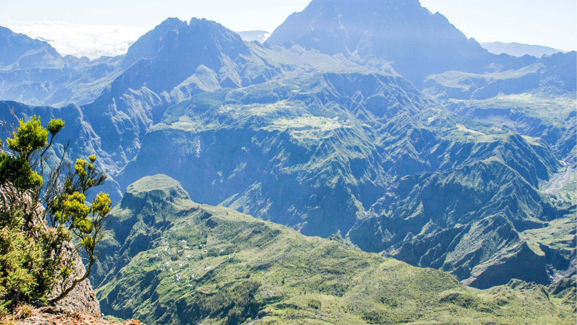 panorama des hauts reliefs montagneux autour de Cilaos