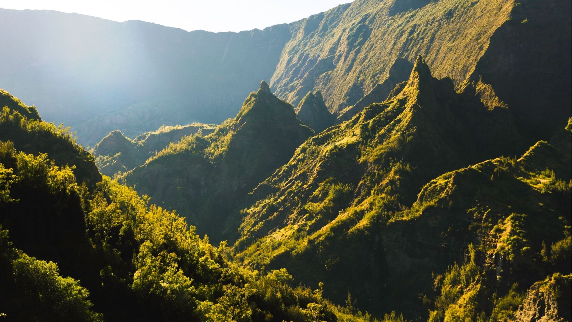 lumière du matin sur les montagnes verdoyantes de Cilaos
