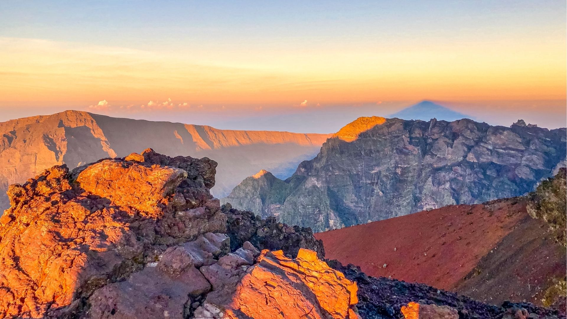 paysage rocheux au lever du soleil autour de Cilaos